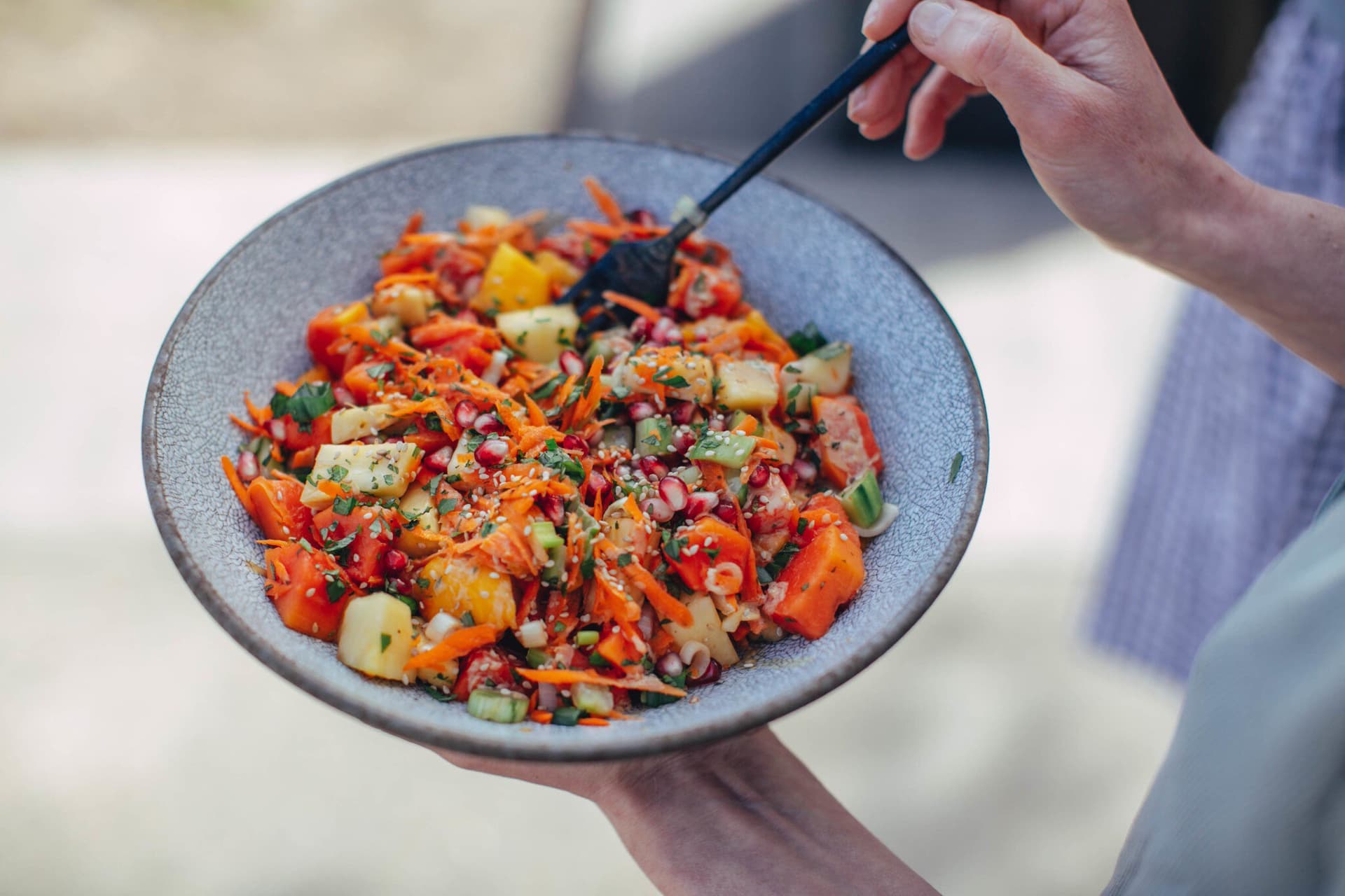Mango-Papaya-Salat mit Erdnuss-Limetten-Dressing