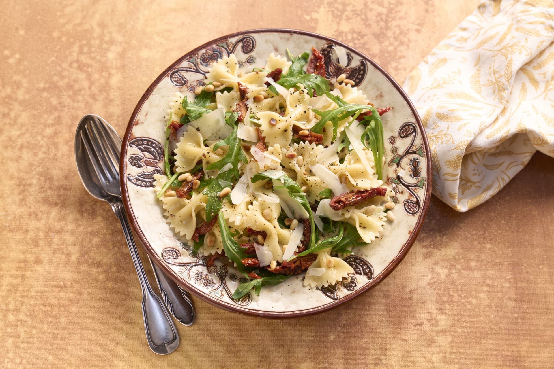 Mediterraner Farfalle-Salat