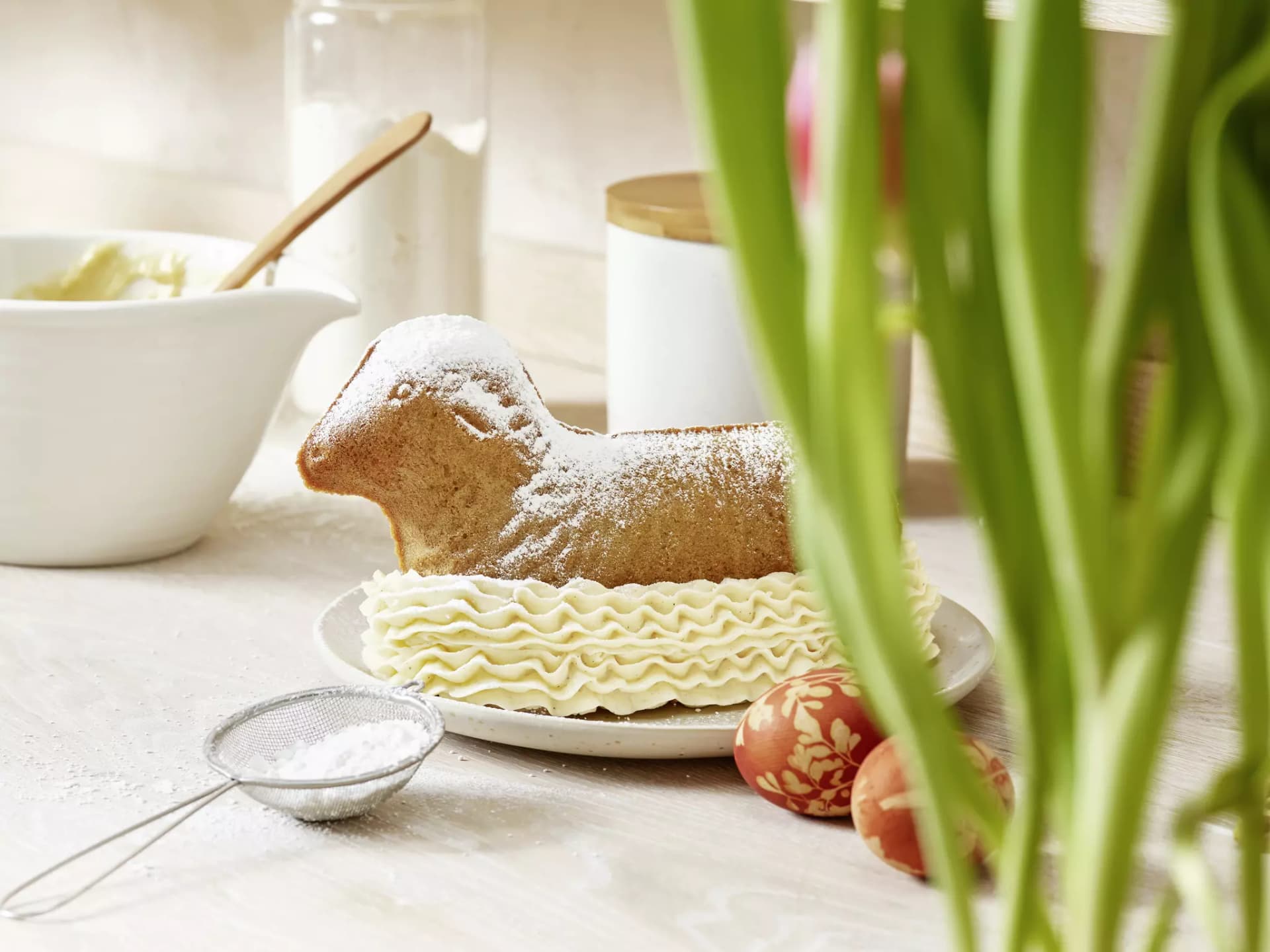 Osterlamm Kuchen mit Puderzucker bestäubt und Vanillecreme
