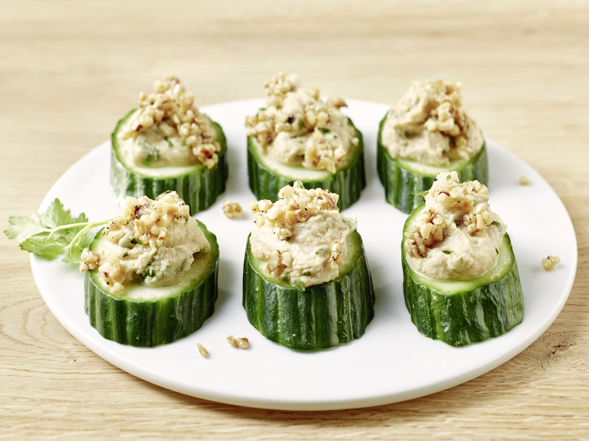 Gurken-Hummus-Häppchen mit Haselnuss-Crunch