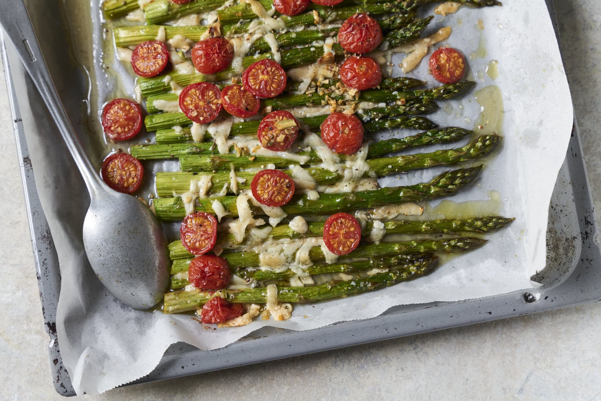 Gebackener grüner Spargel mit Kirschtomaten
