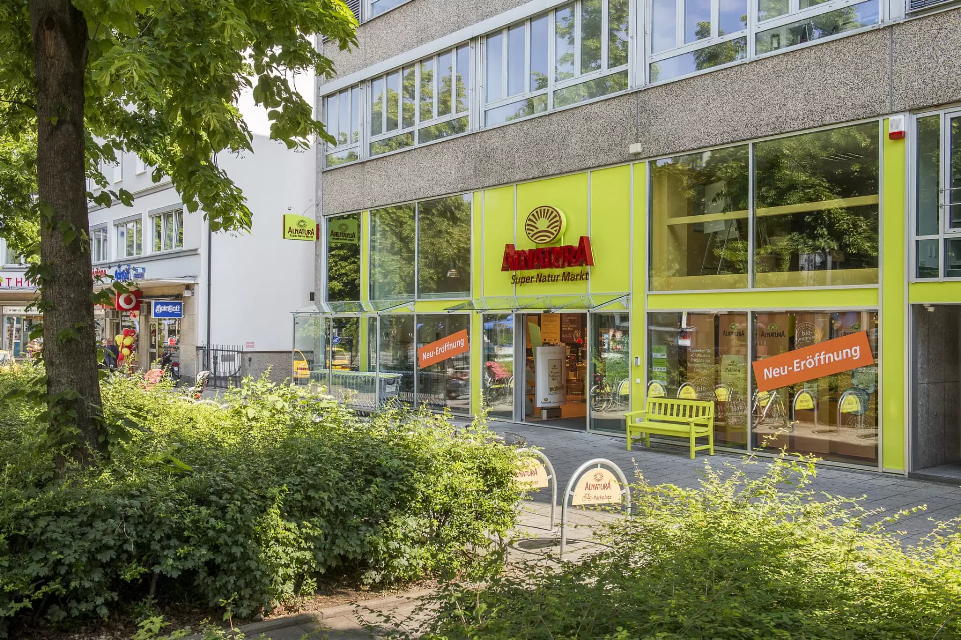 Außenfassade des Alnatura Super Natur Markts in München-Neuhause-Nymphenberg