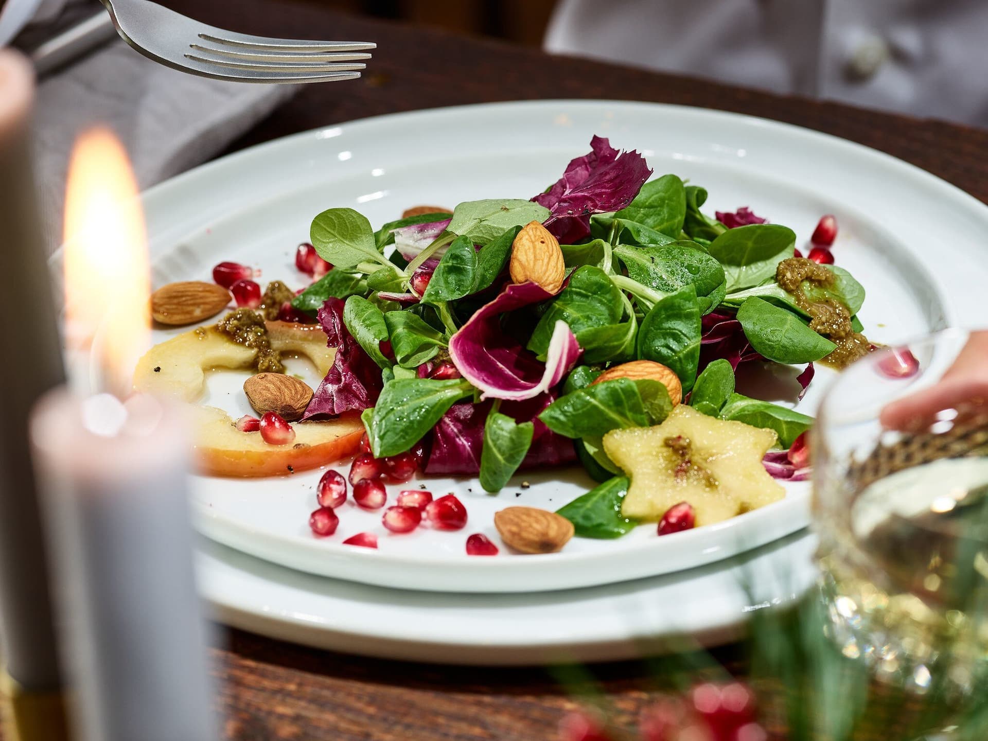 Wintersalat mit karamellisierten Apfelsternen und gerösteten Mandeln