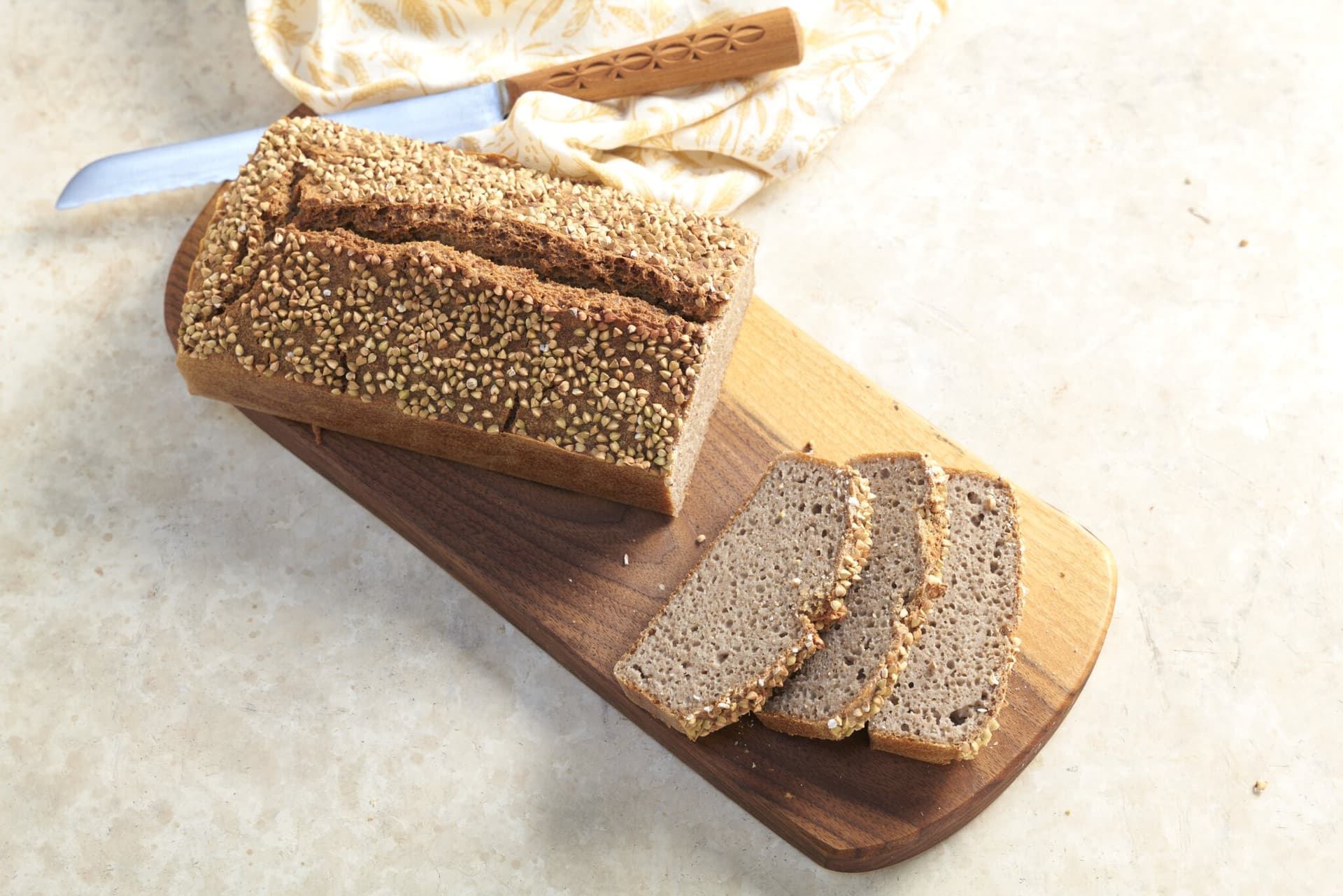 Glutenfreies Buchweizenbrot aus nur 1 Zutat – ohne Hefe