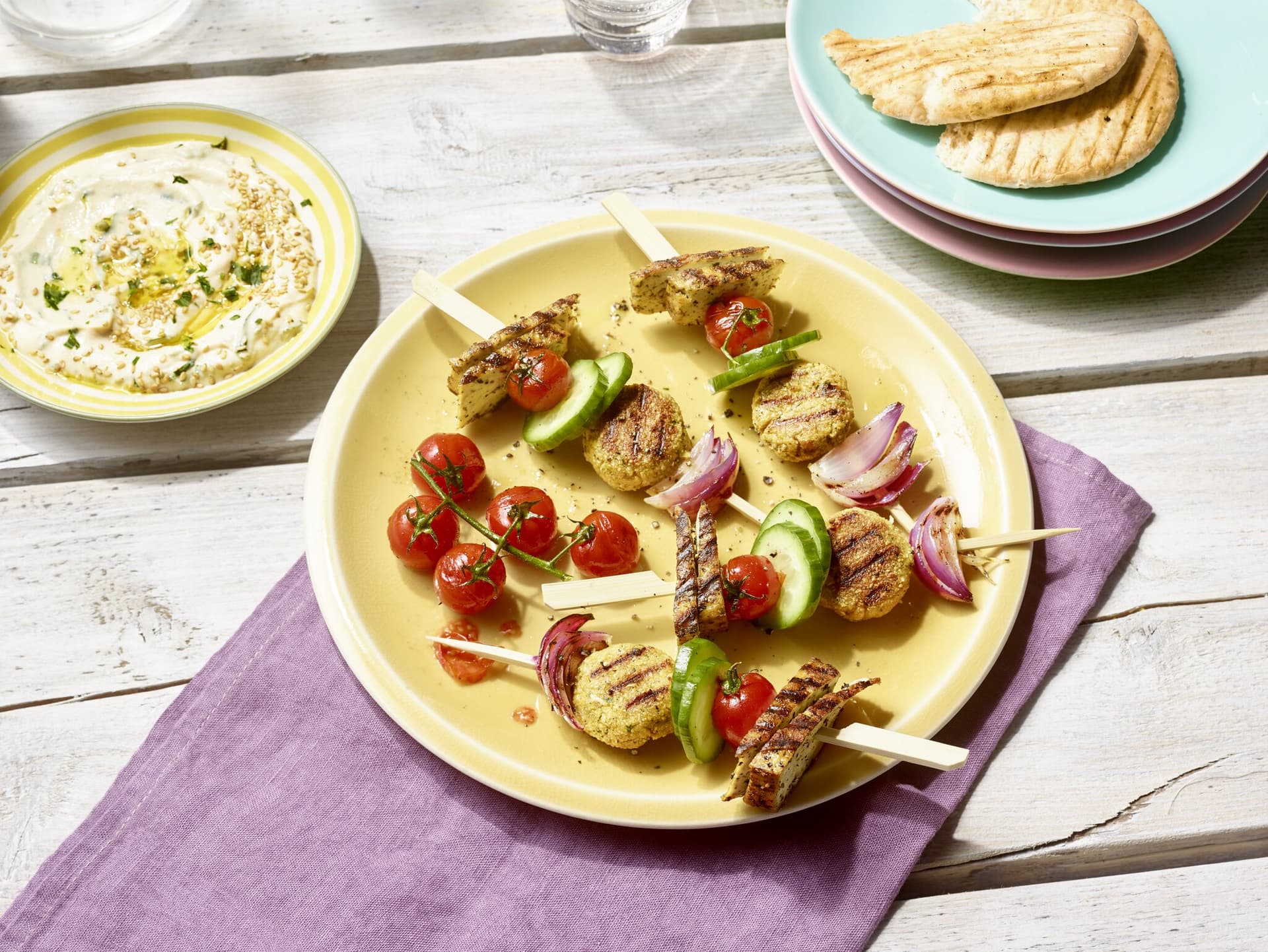 Tofu-Falafel-Spieße mit Tomate und Gurke