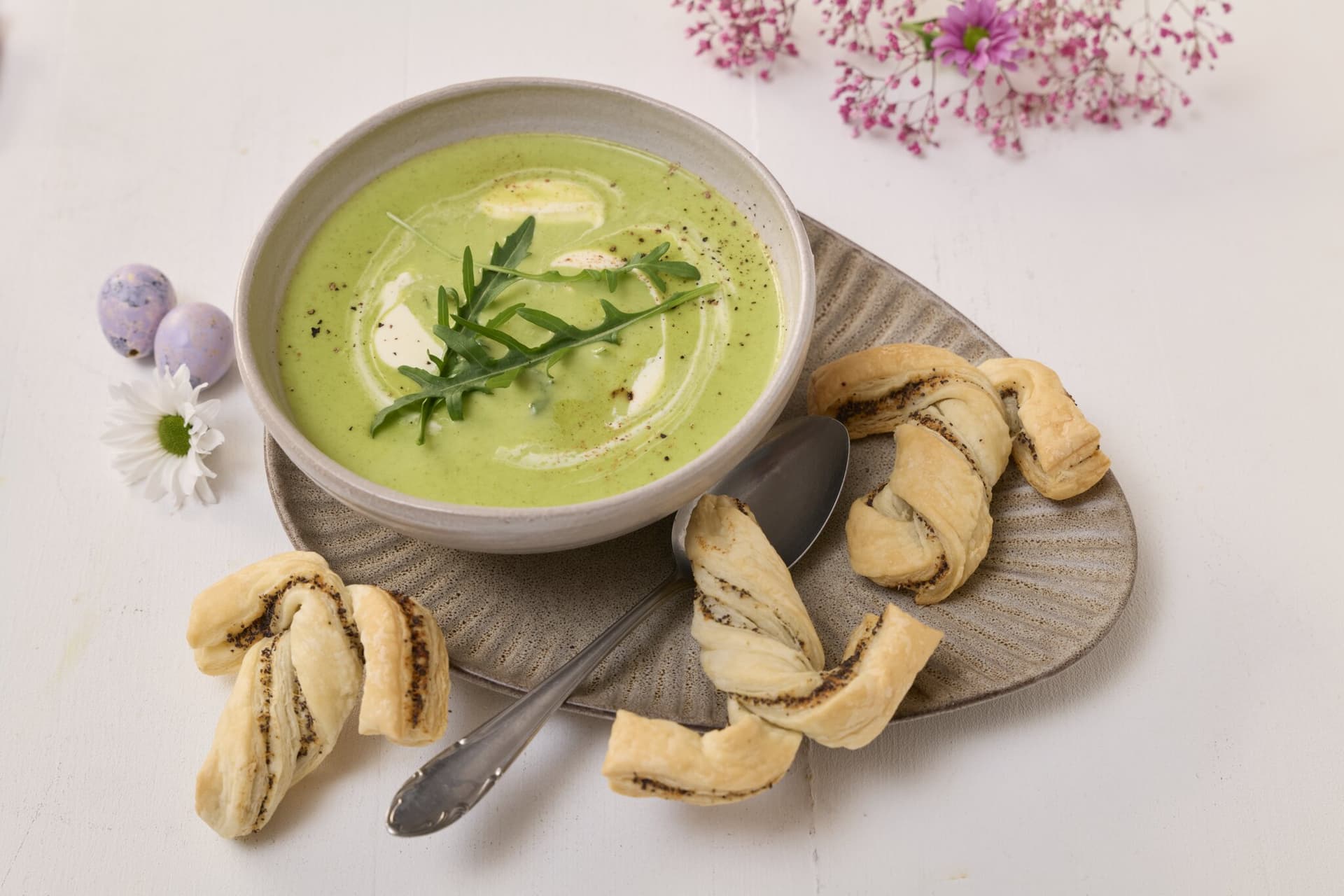 Rucolacremesuppe mit Blätterteighäschen