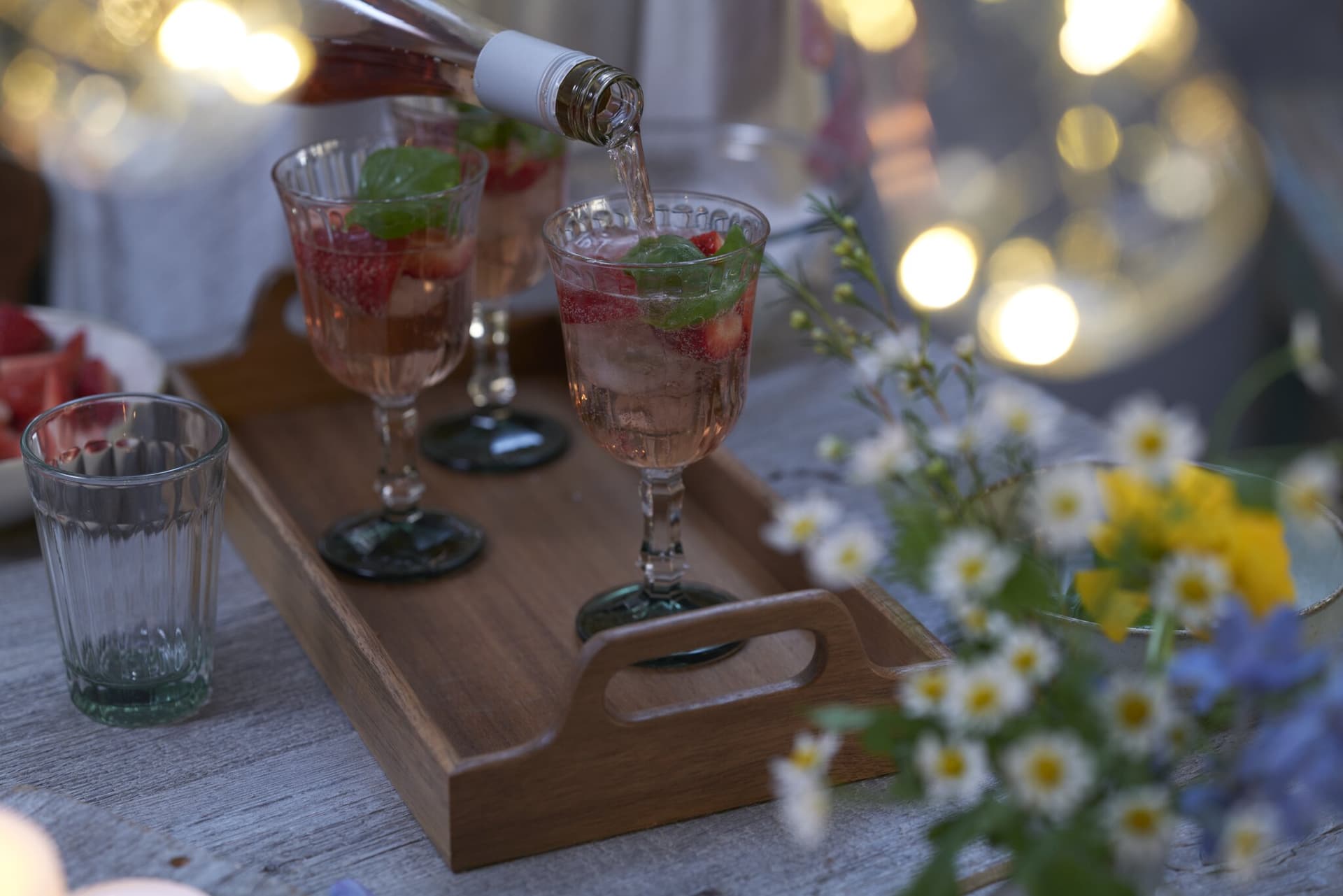 Rosé Secco mit Erdbeeren und Basilikum
