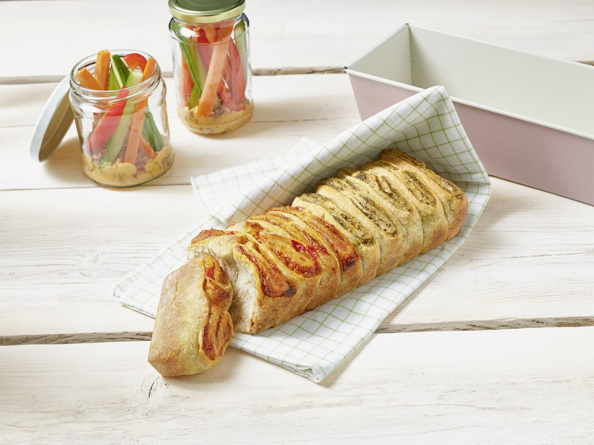Faltenbrot mit Zweierlei Gemüseaufstrich