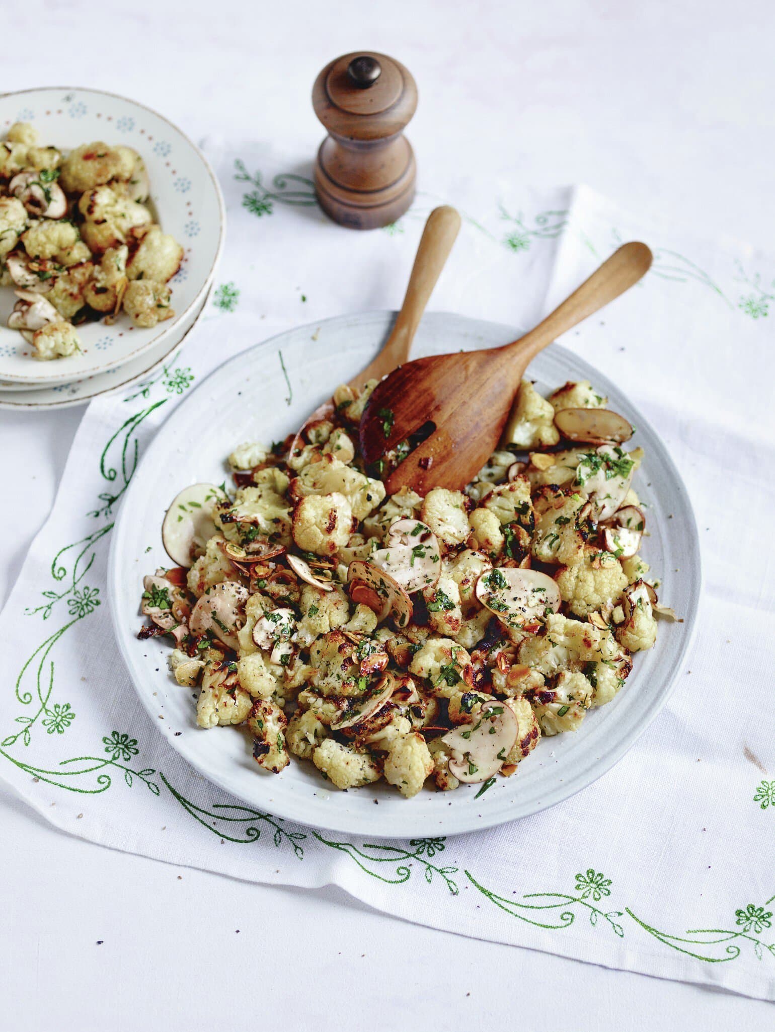 Salat mit geröstetem Blumenkohl, Mandeln und Champignons