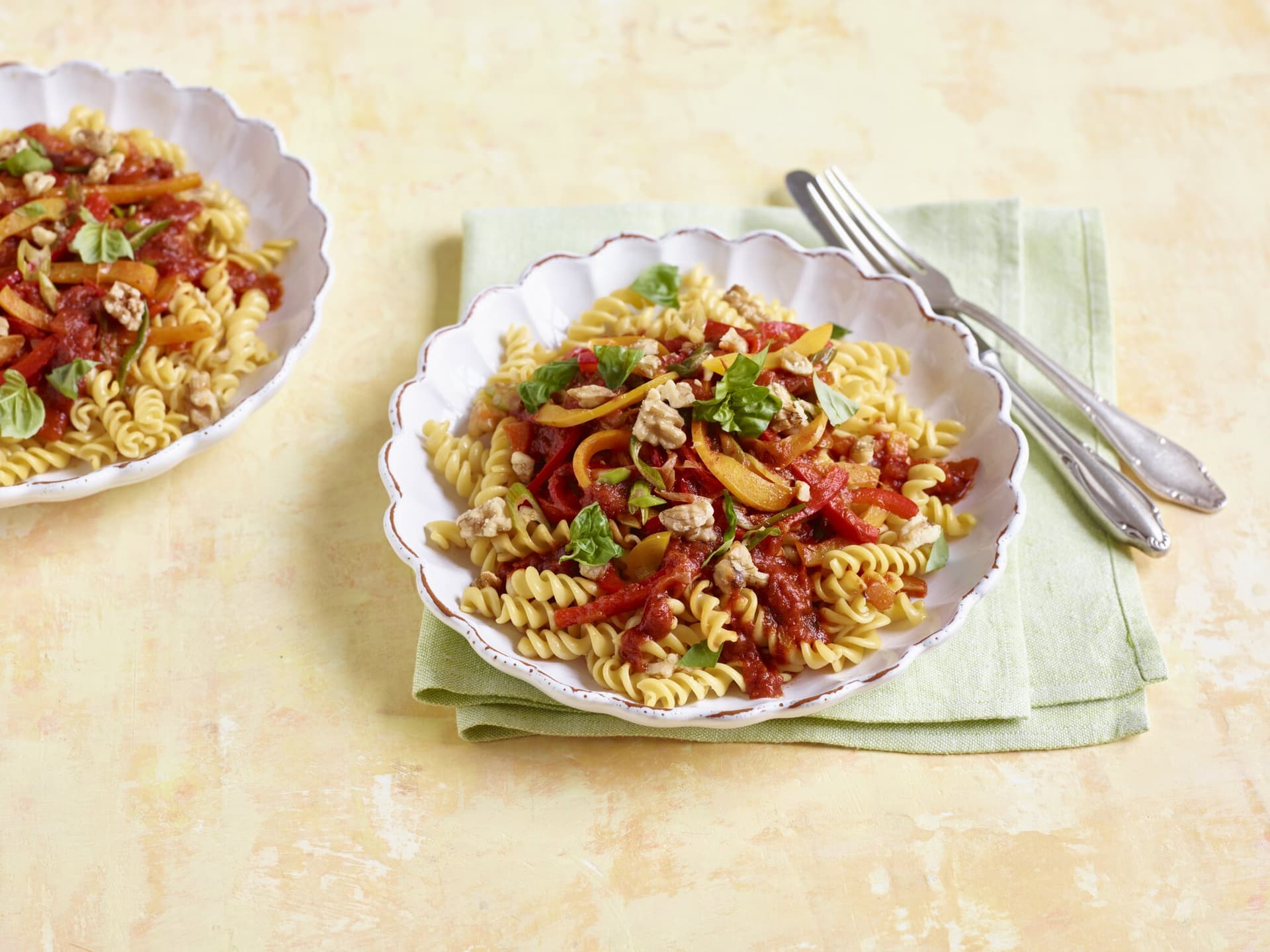 Kichererbsen-Spirelli mit Paprika-Walnuss-Sauce