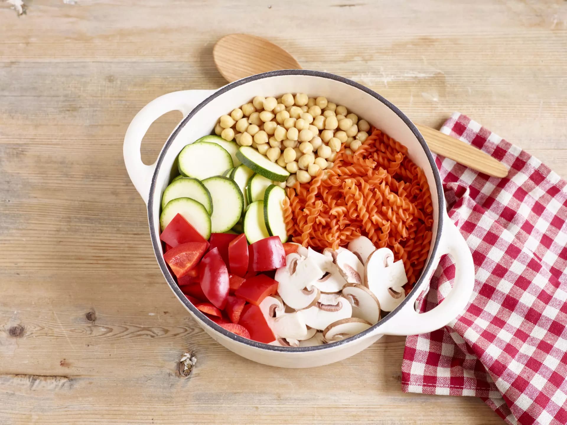 Alles in einem Topf, Paprika, Pilze, Zucchini, Kichererbsen und Linsen Sprielli.