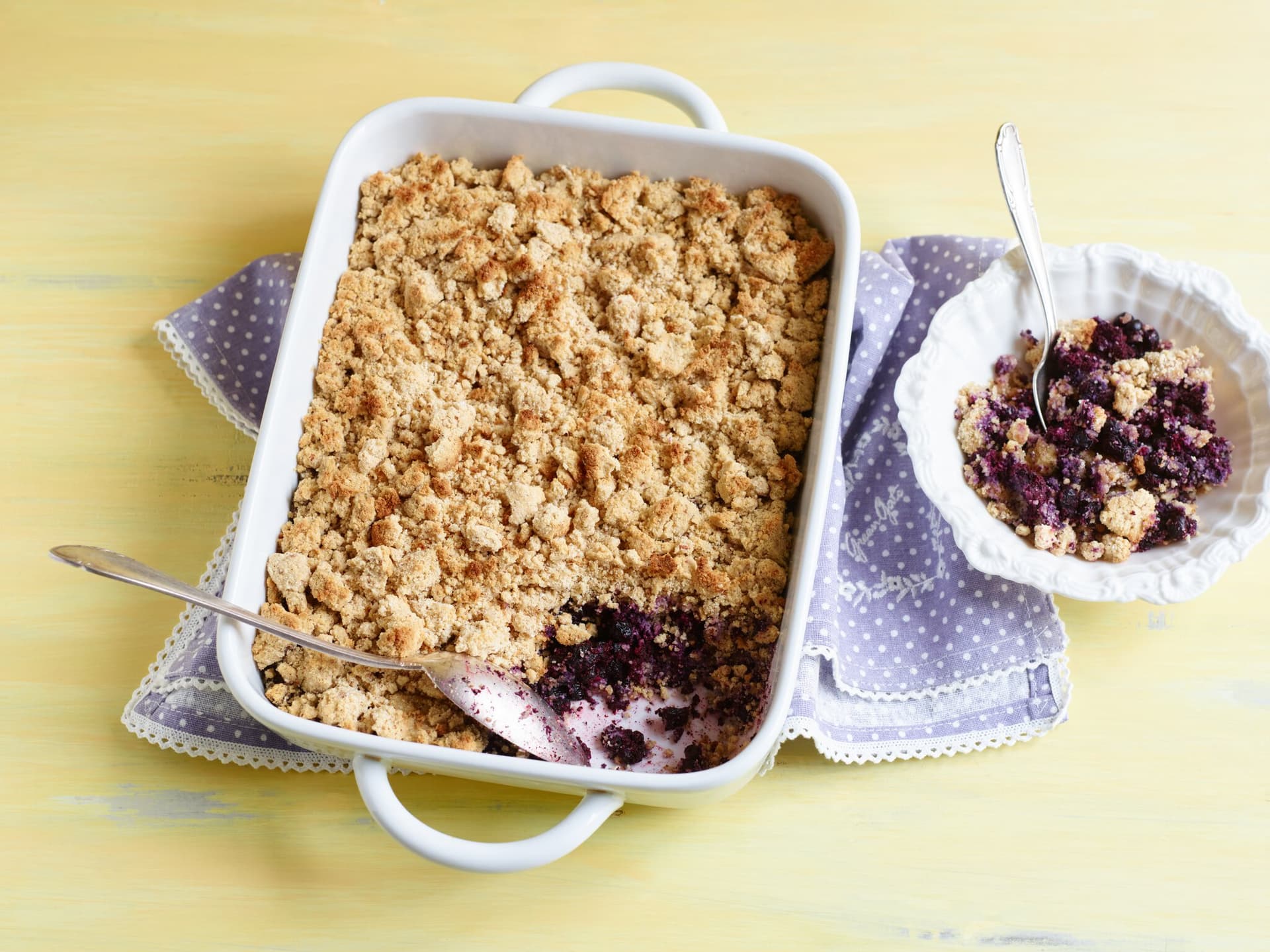 Beeren-Streusel-Auflauf mit Kokosnote