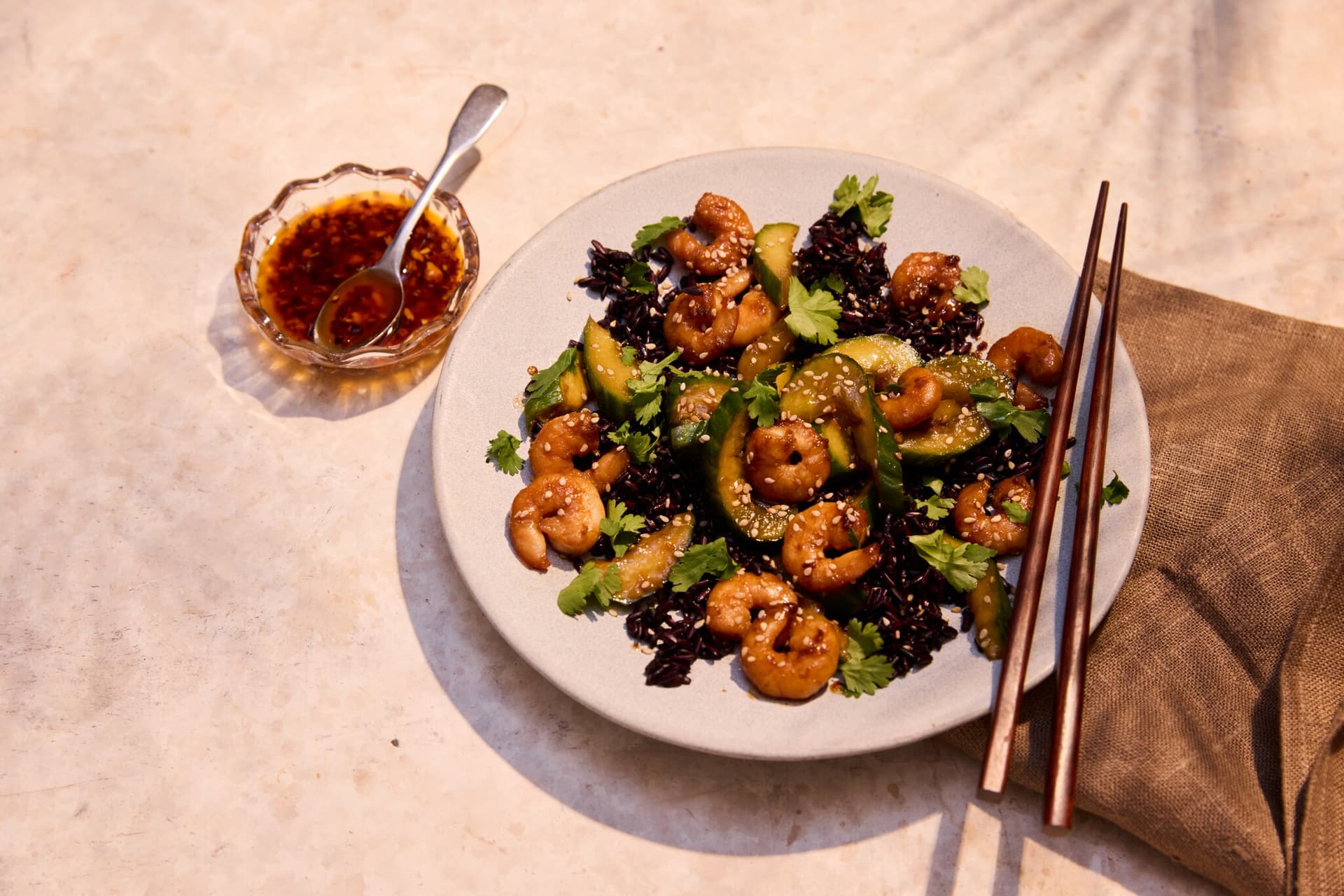 Riz noir aux crevettes et concombres marinés