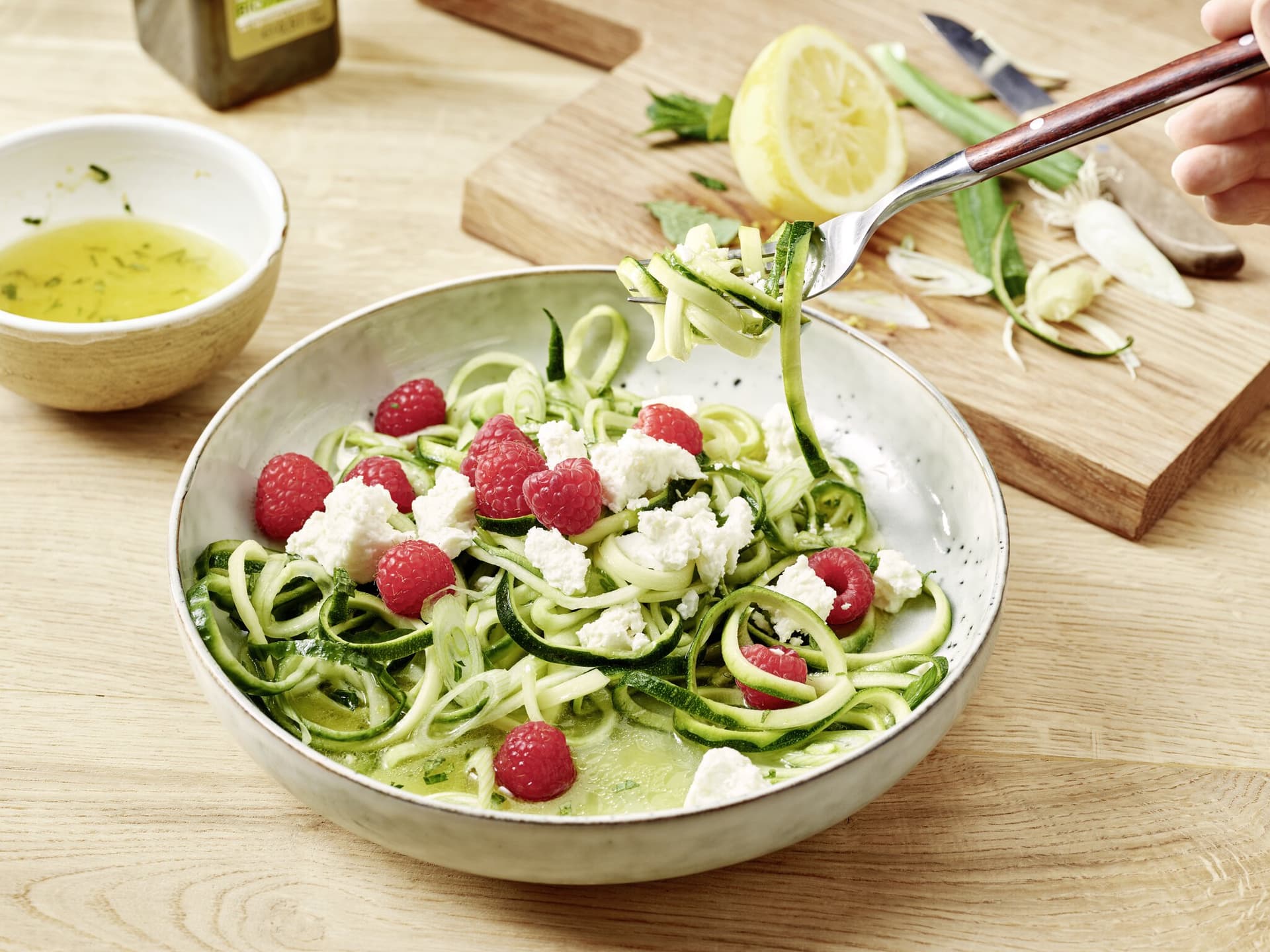 Gurken-Zucchini-Salat mit Minze
