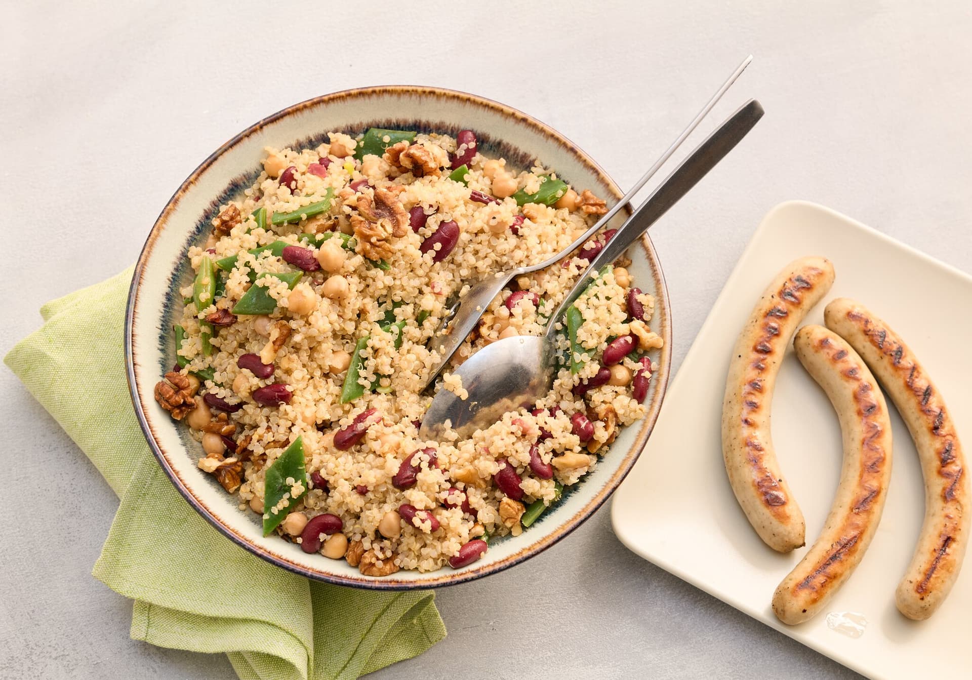 Quinoasalat mit Hülsenfrüchten und Walnüssen
