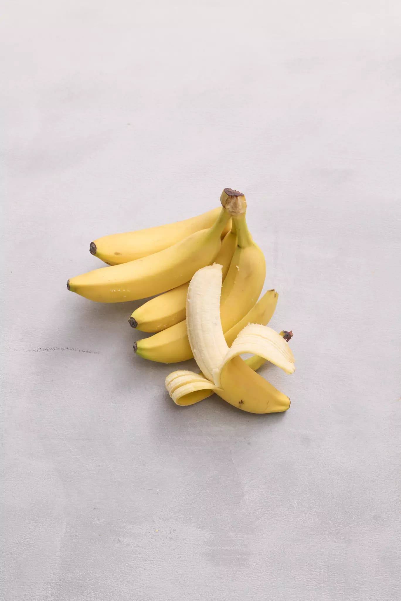 Bananen auf Tisch