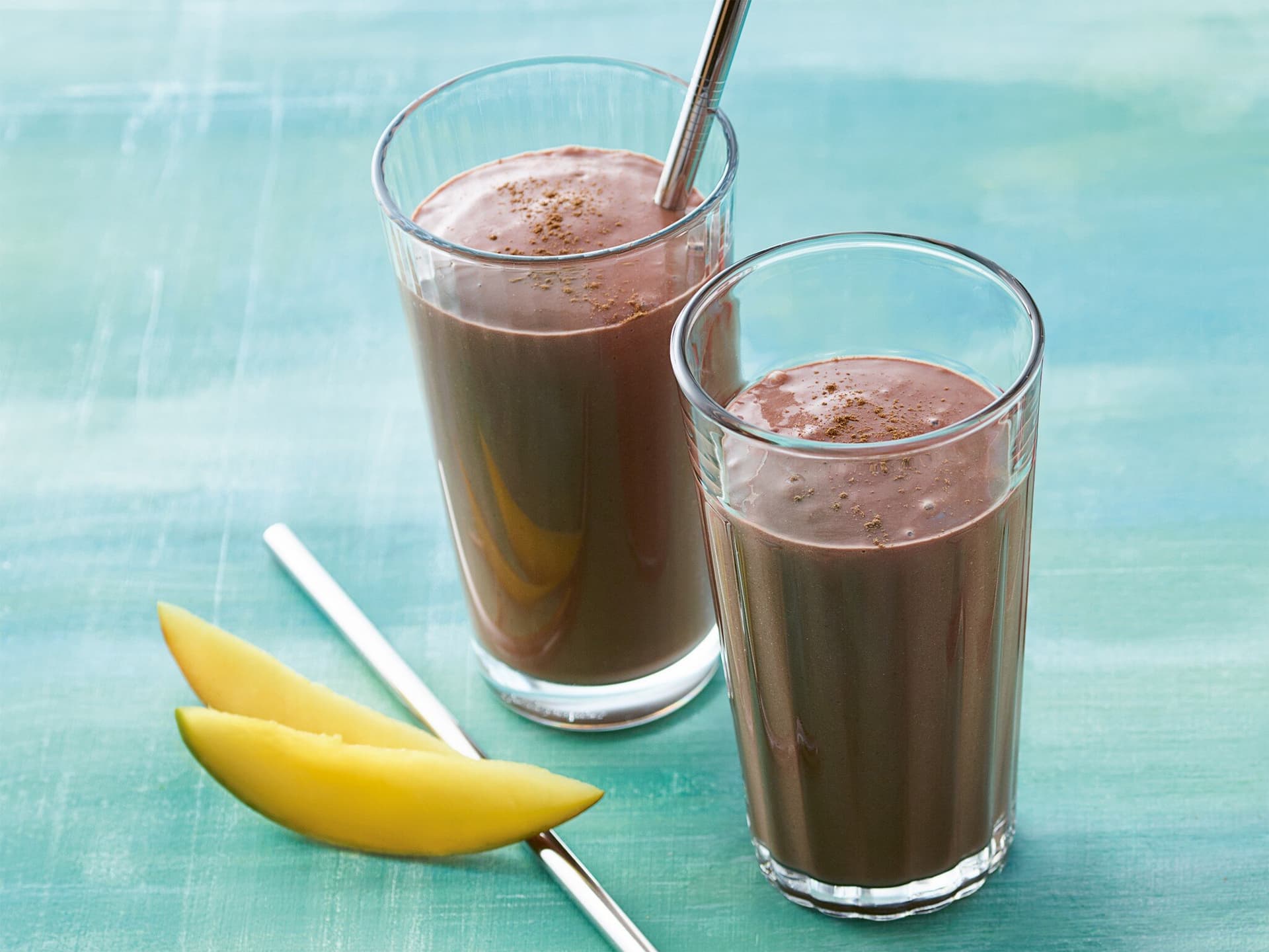 Schoko-Protein-Shake mit Mango und Erdbeere