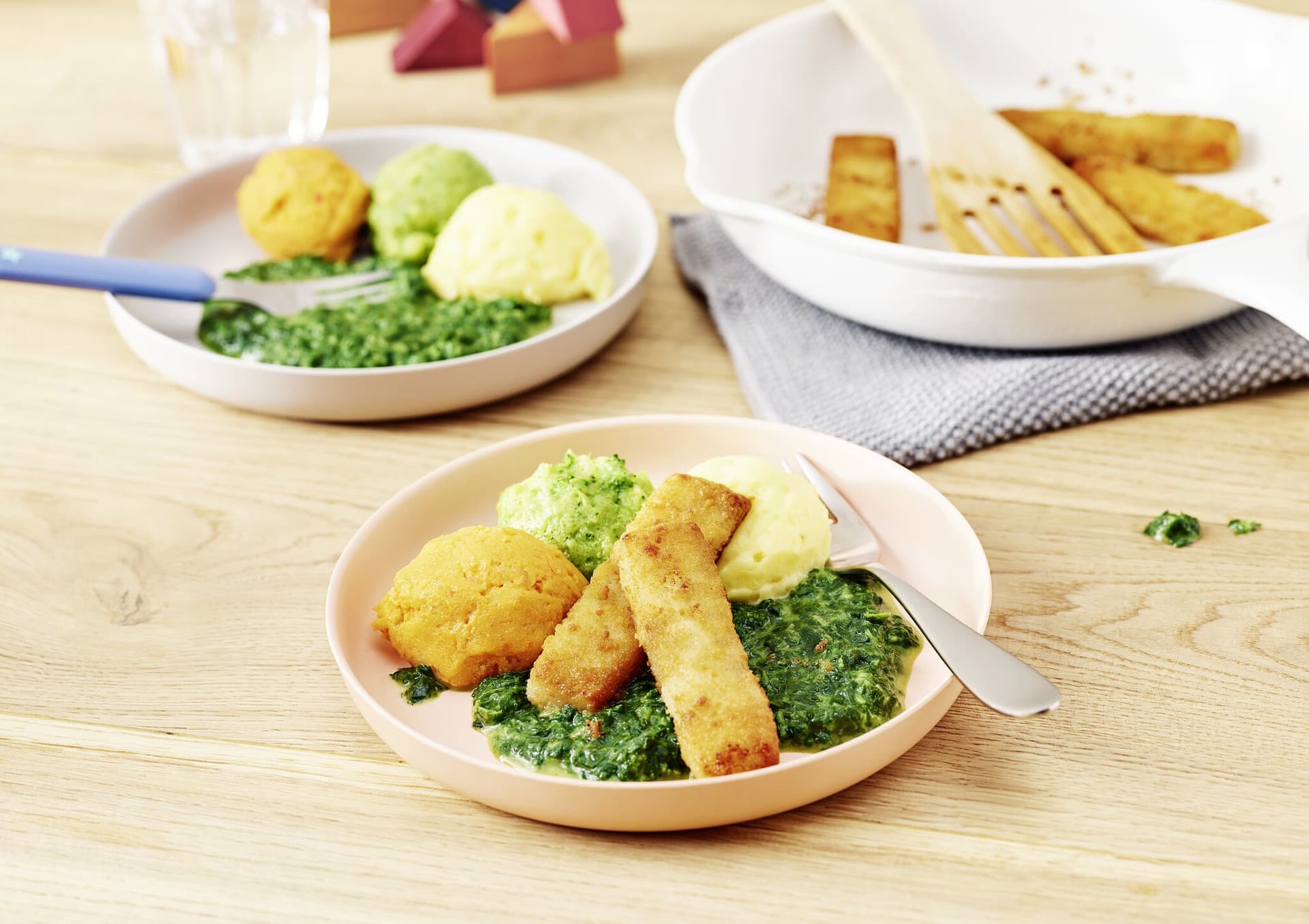 Fischstäbchen mit Rahmspinat und Kartoffel-Tomaten-Püree