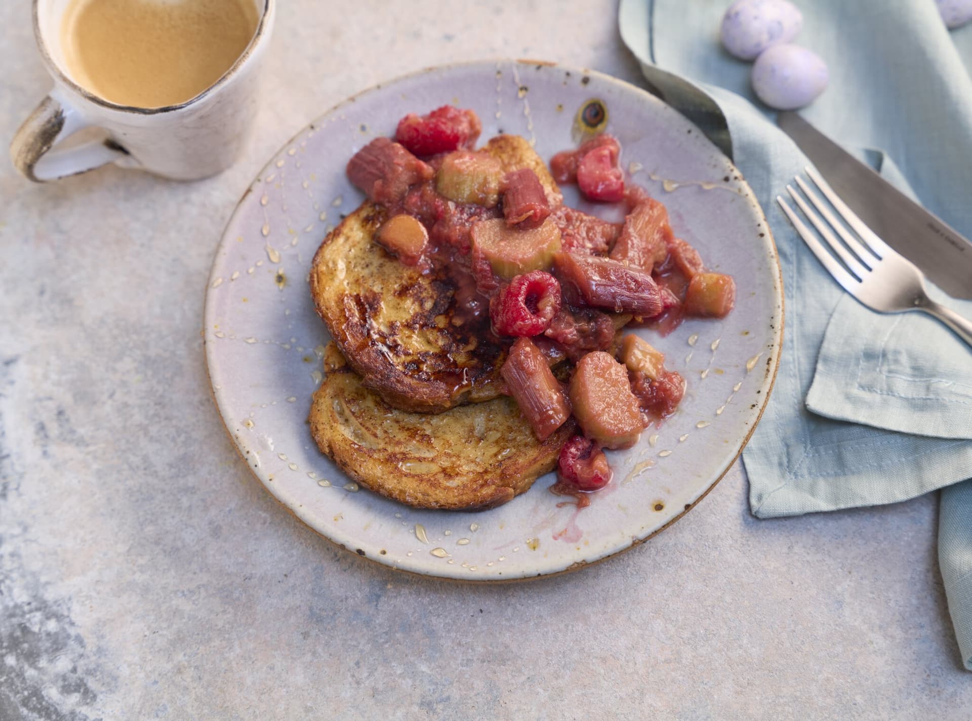 French Toast mit pochiertem Rhabarber