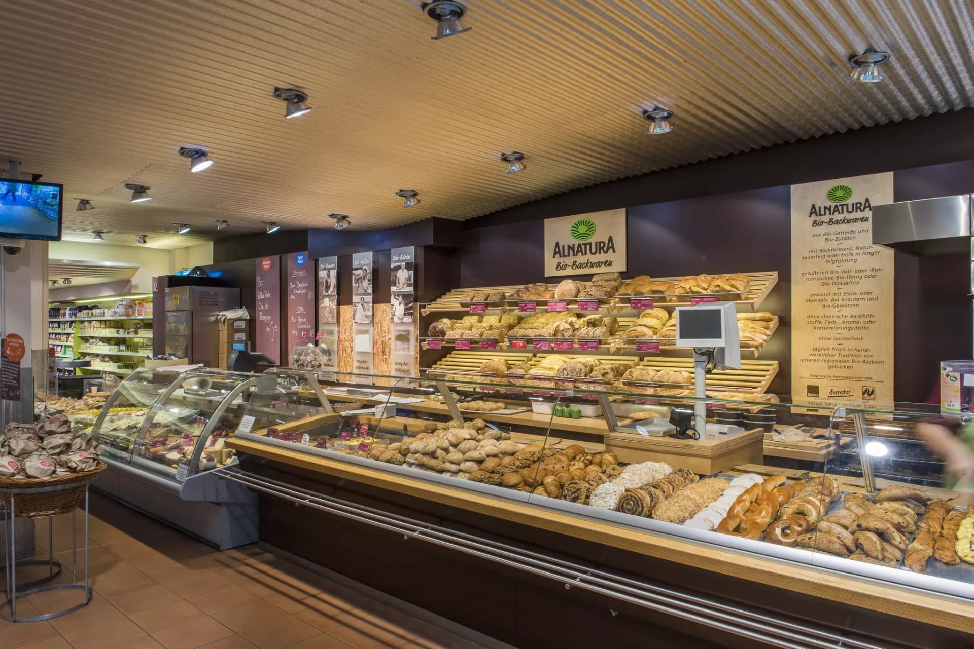 Bäckerei- und Käsetheke im Alnatura Super Natur Markt in Darmstadt