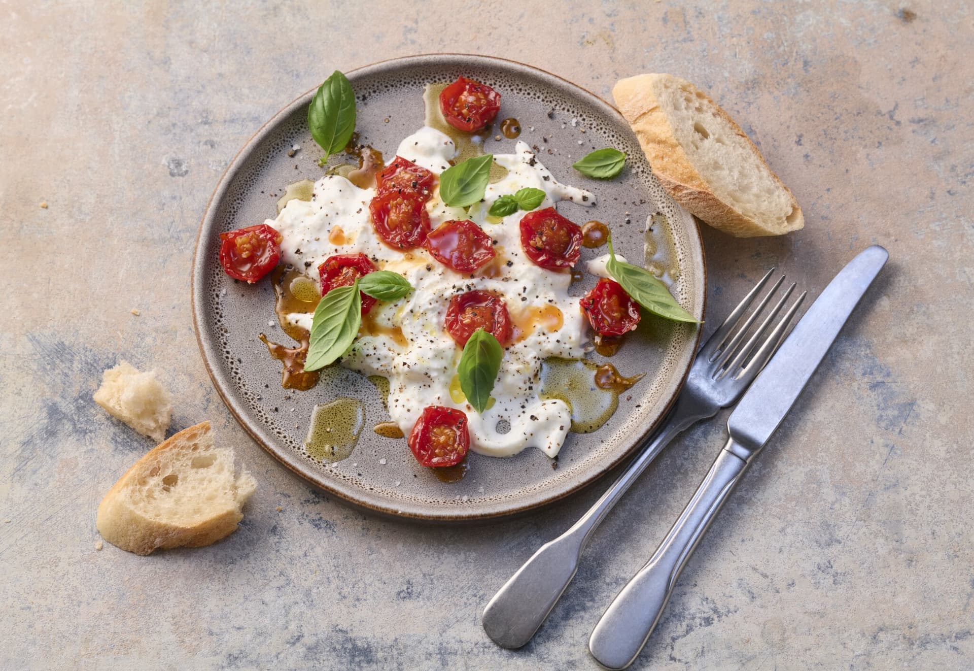 Stracciatella di Burrata mit glasierten Kirschtomaten