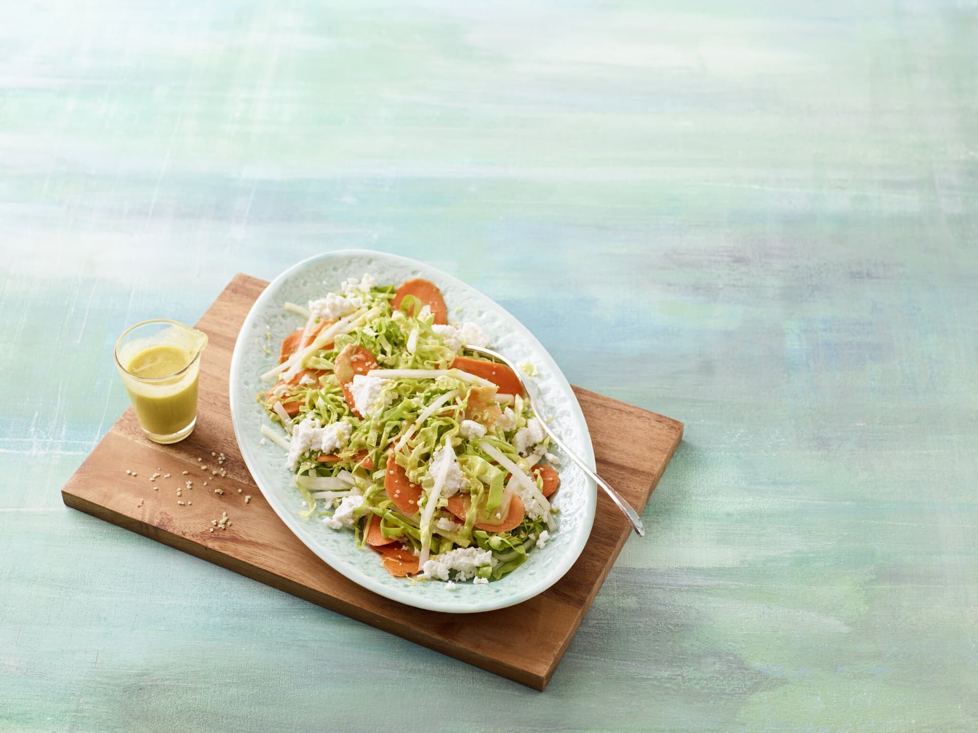 Kohlrabi-Möhren-Salat mit Ziegenkäse und Hanf-Vinegraitte
