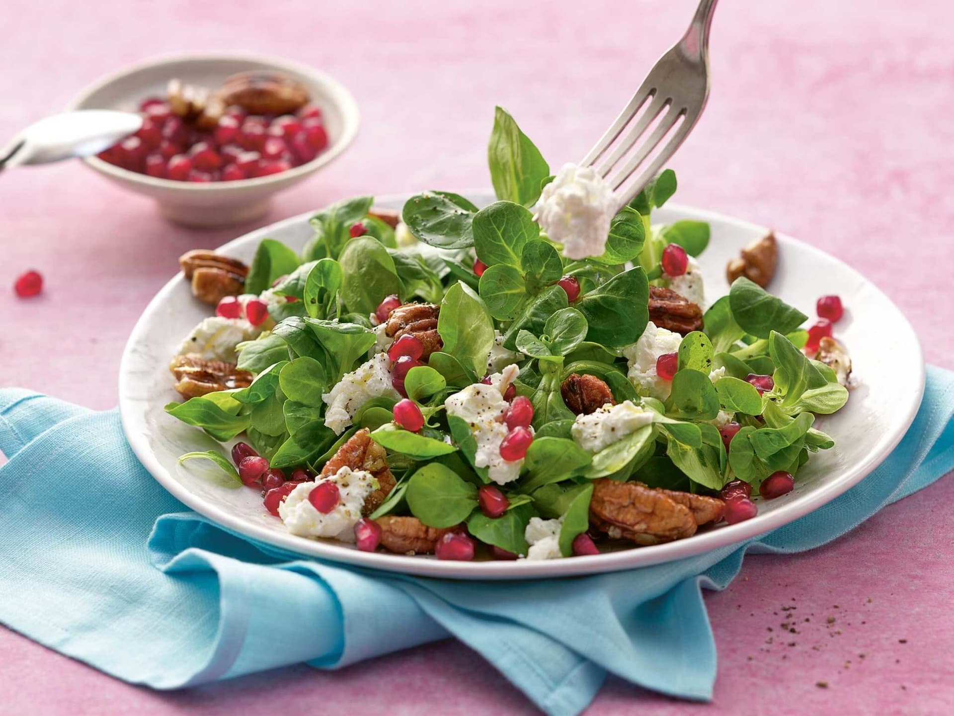 Feldsalat mit Granatapfelkernen, karamellisierten Nüssen und Ziegenkäse