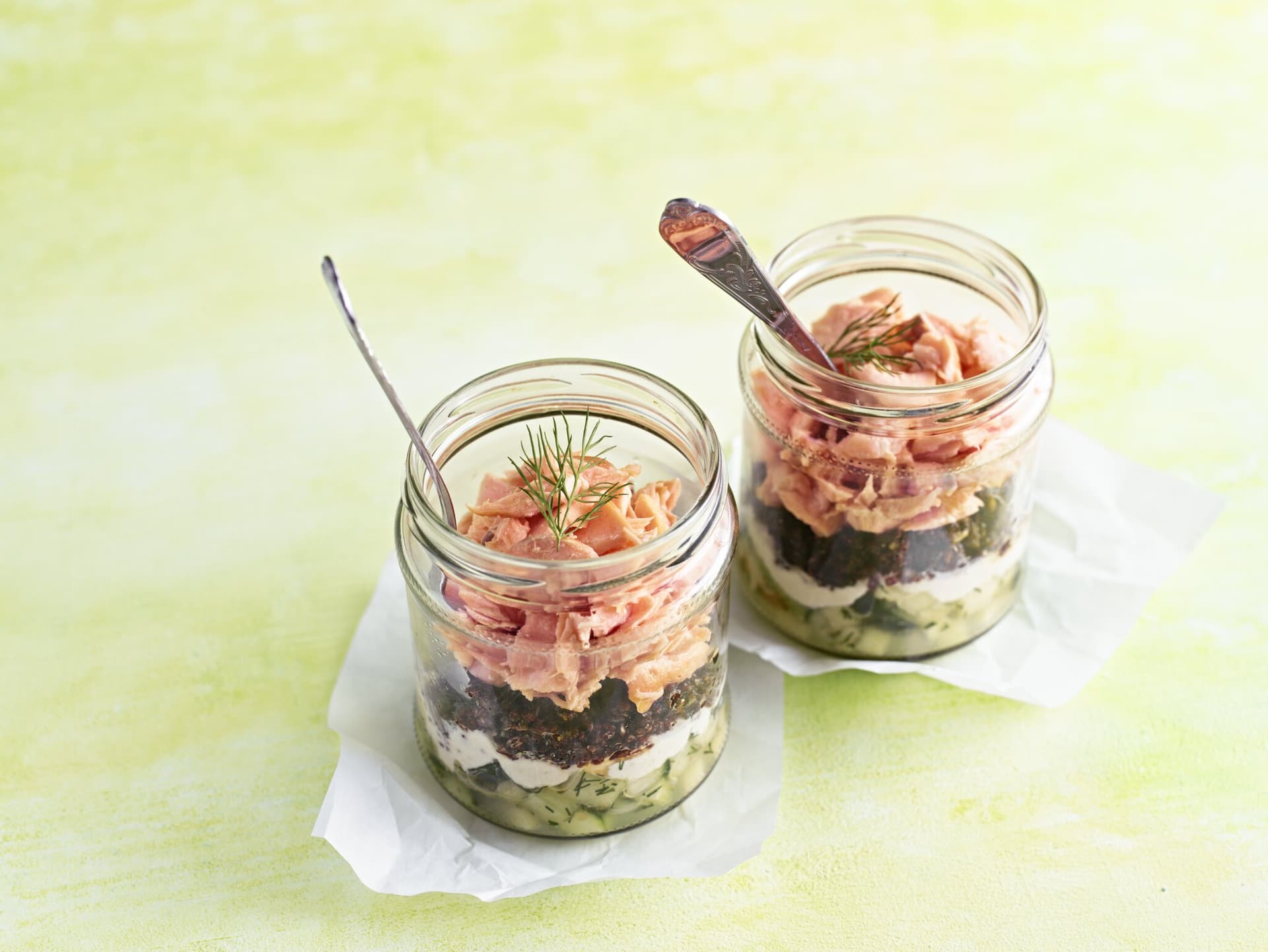 Lachs-Sandwich im Glas mit Apfel und Dill