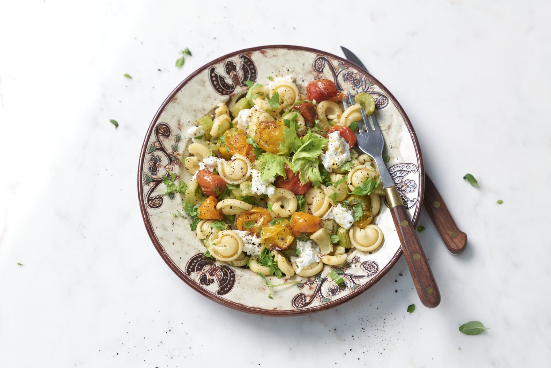 Pastasalat mit gegrilltem Sellerie und bunten Tomaten