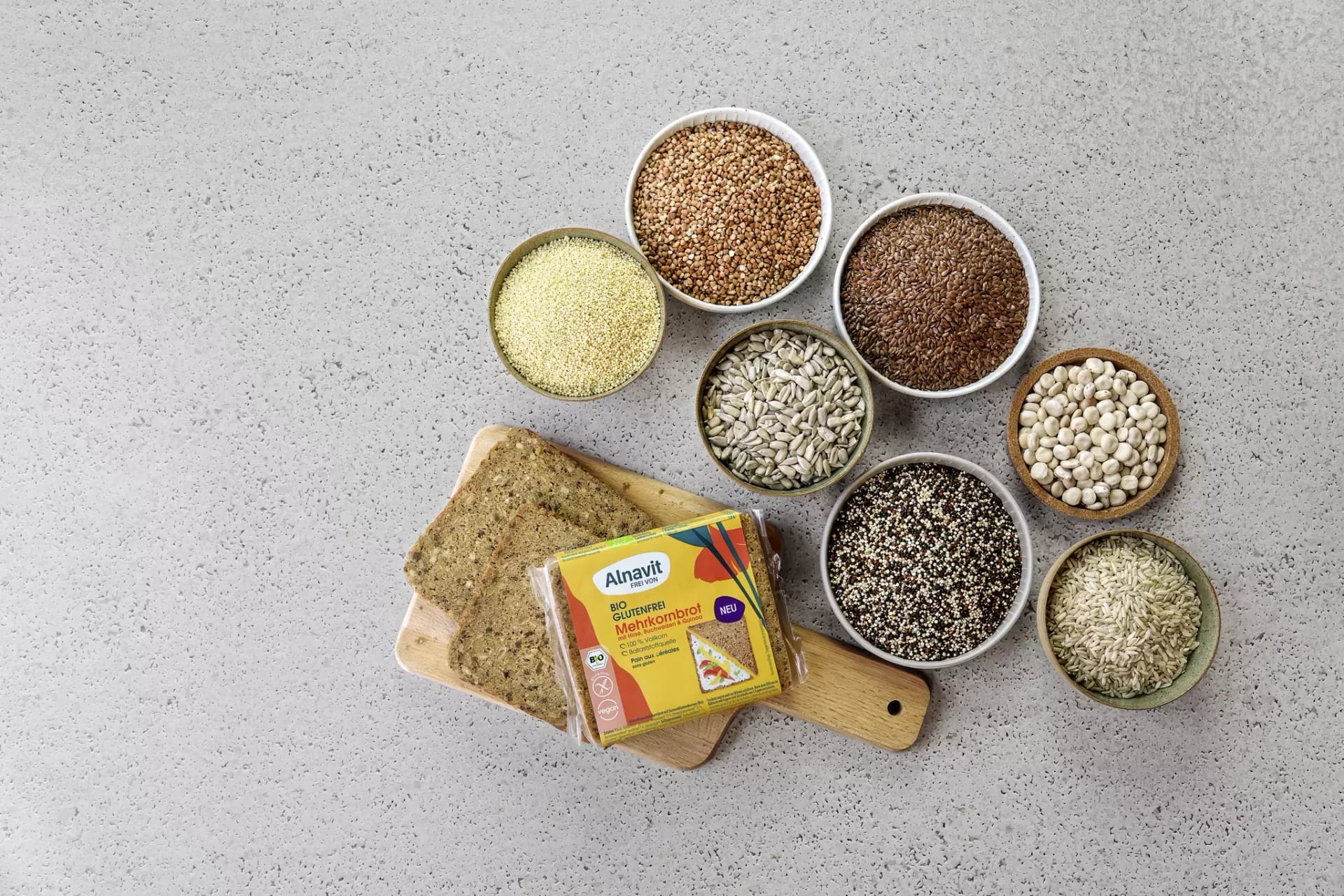 Unterschiedliche Getreidesorten und Körner in Bowls gefüllt. Buchweizen, Hirse, Lupinen. Leinsamen, Quinoa
