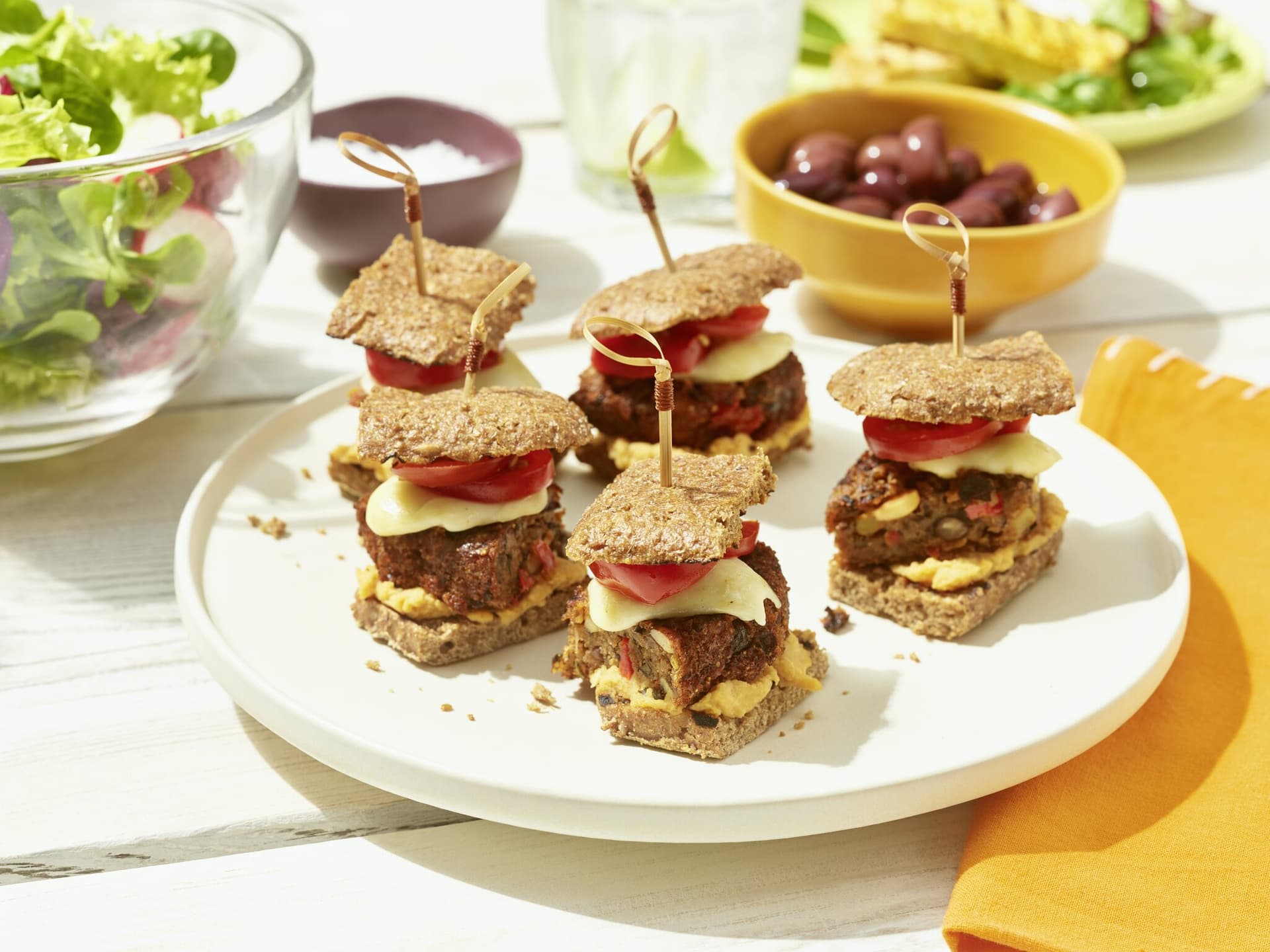 Mini-Burger mit Hummus und Peperoni