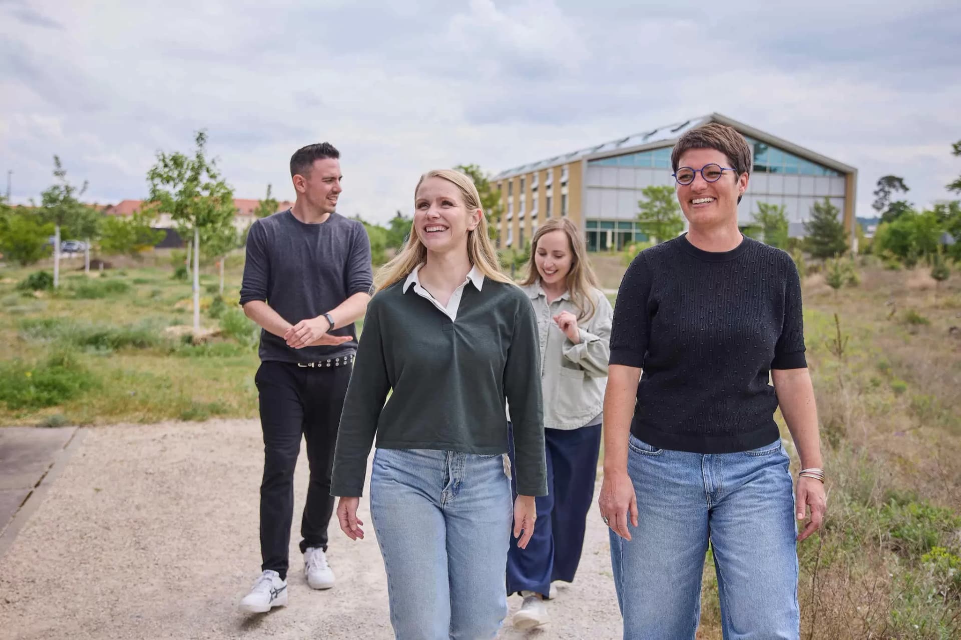 Mitarbeiterinnen und Mitarbeiter am Campus auf dem Campusgelände