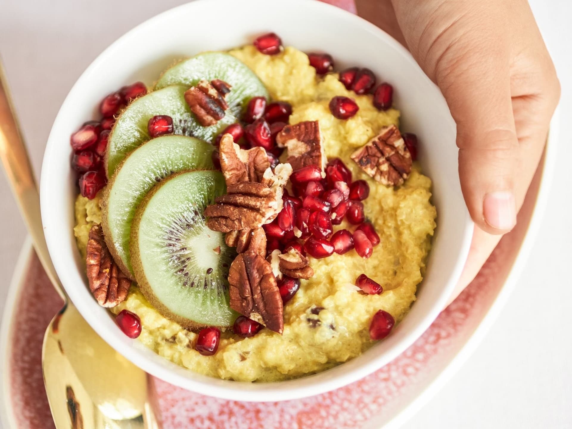 Goldene Quinoa-Frühstücks-Bowl