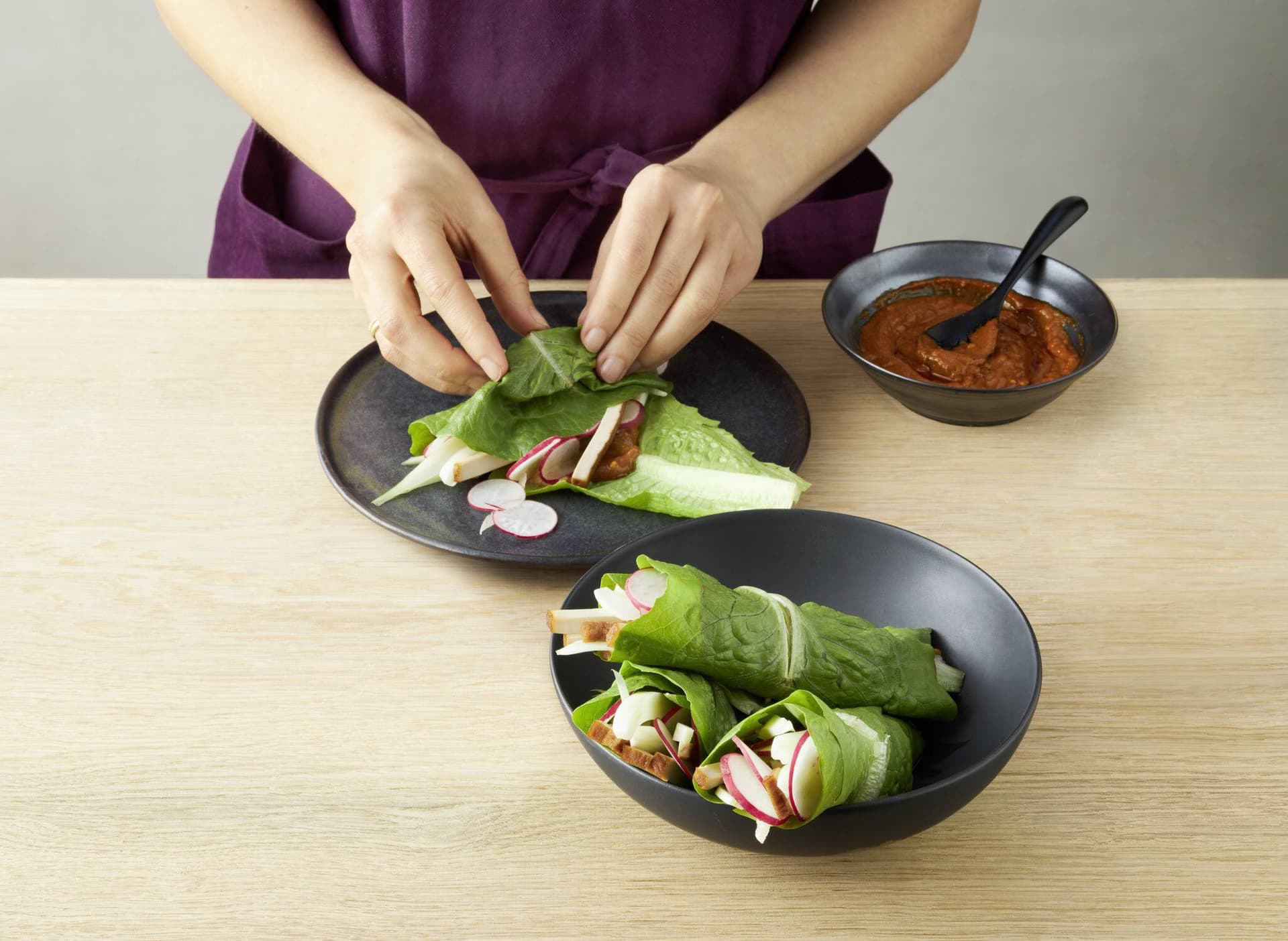 Salatwraps mit Erdnuss-Orangen-Sauce