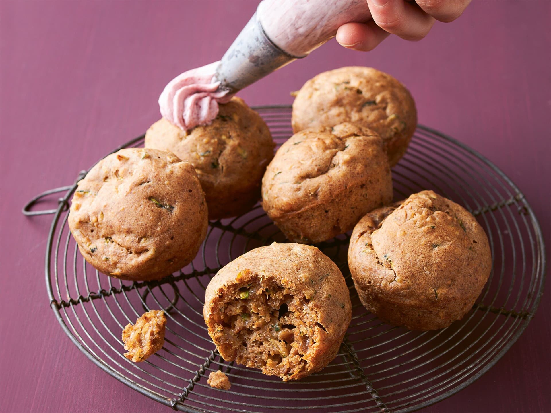 Saftige Zucchini-Muffins mit Walnüssen