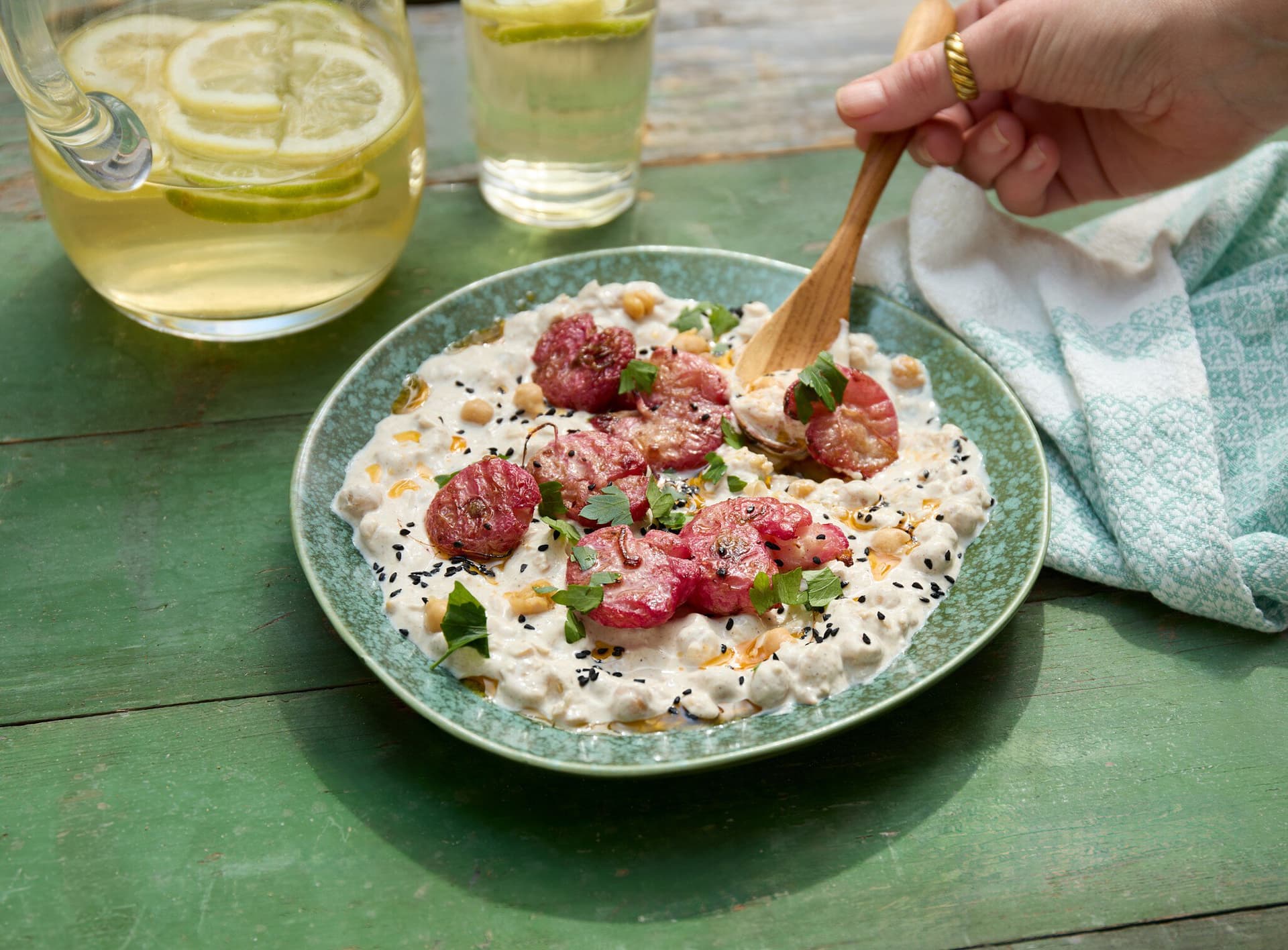 Geröstete Radieschen auf Kichererbsen-Joghurt
