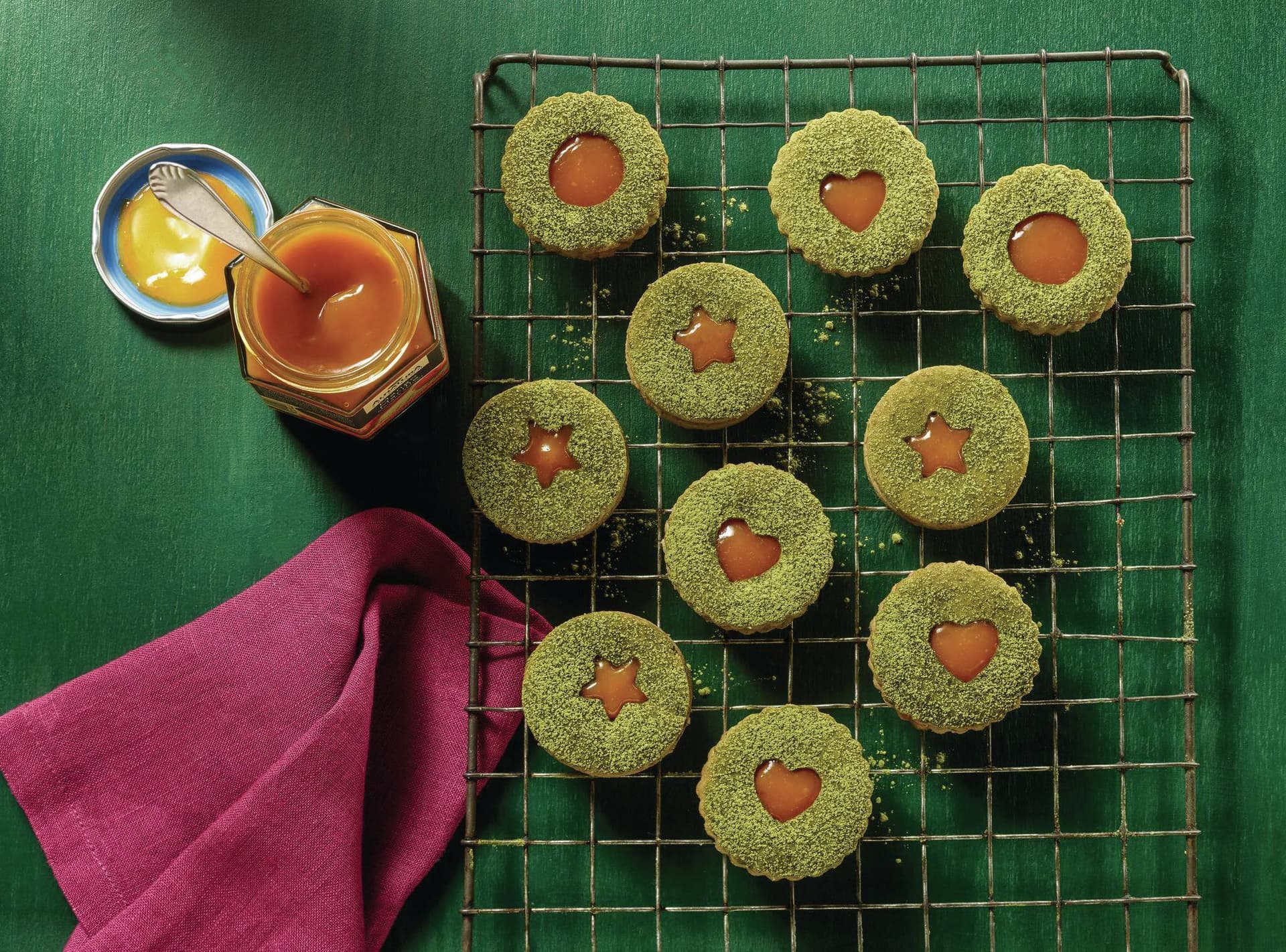 Matcha-Spitzbuben mit Marillen-Füllung