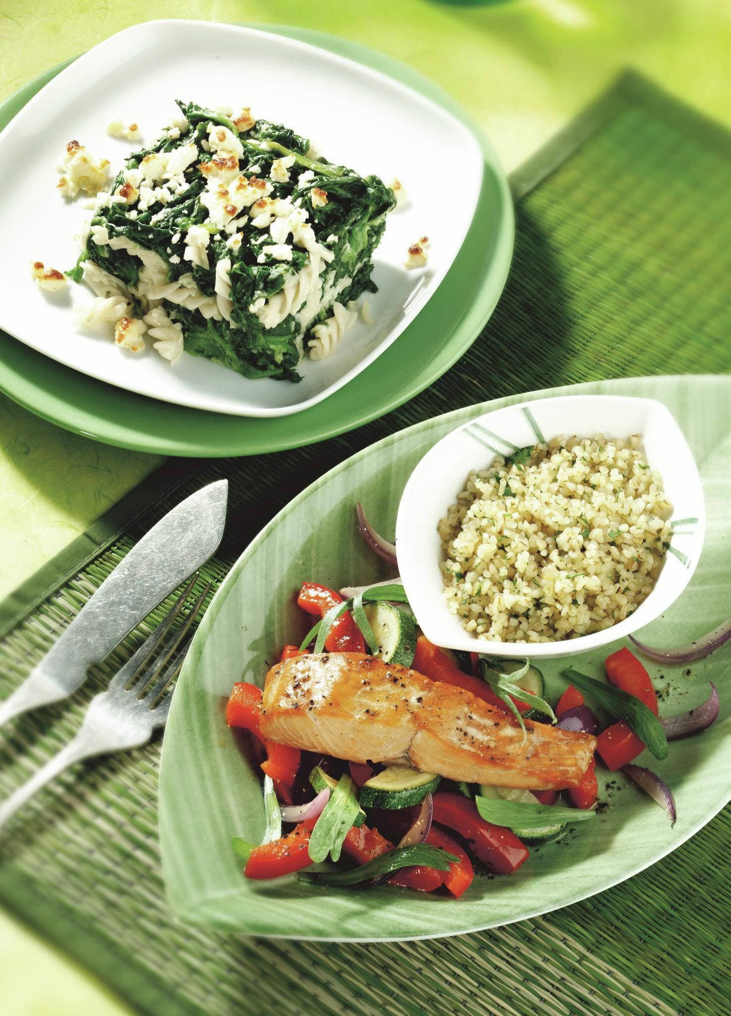 Lachsfilets auf Ofengemüse mit Bulgur