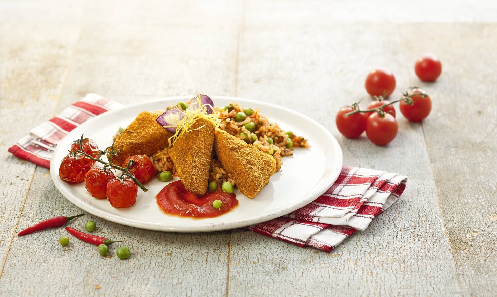 Panierter Feta mit scharfer Tomatensoße und Erbsenreis
