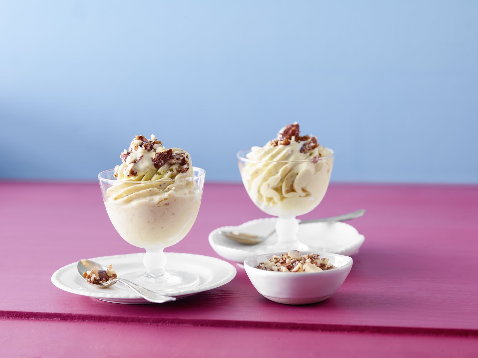 Veganes goldenes Kurkuma-Zimt-Eis mit Mandelknusper