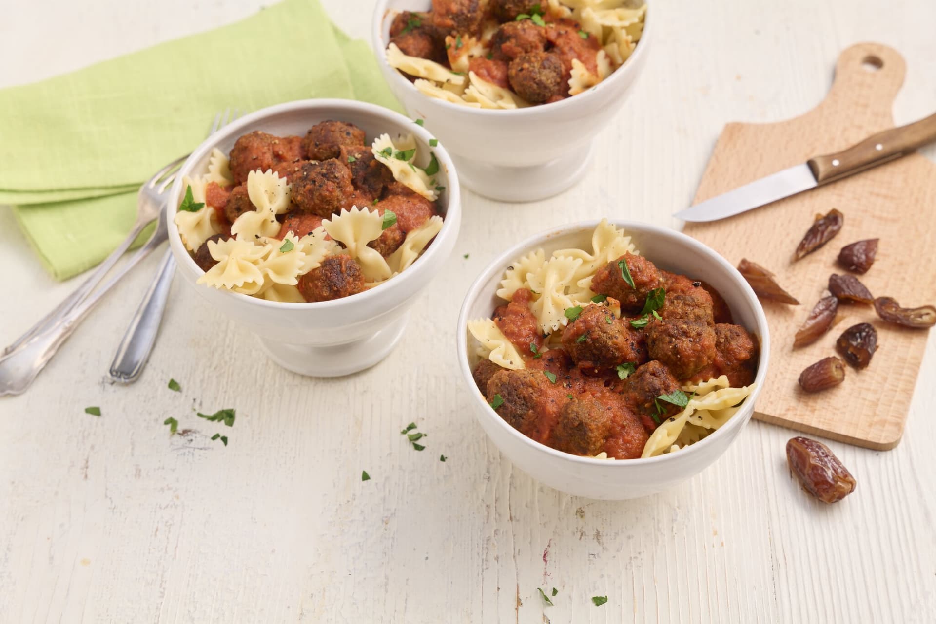 Pâtes aux boulettes de viande avec une sauce tomate épicée aux
dattes