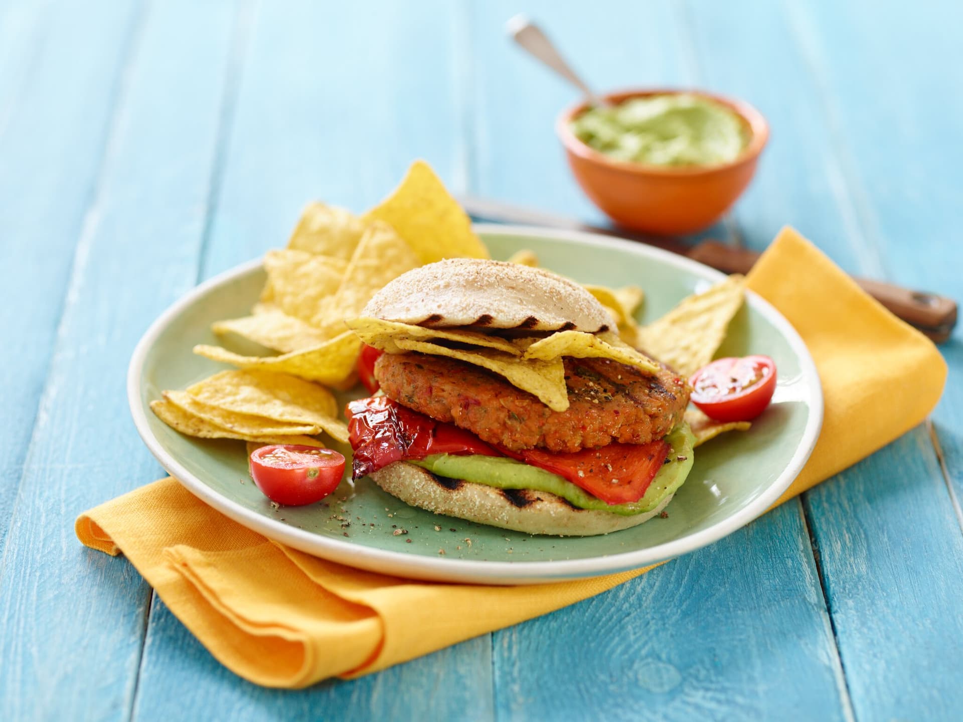 Rote Linsen Burger mit Tortilla Chips und Grillgemüse