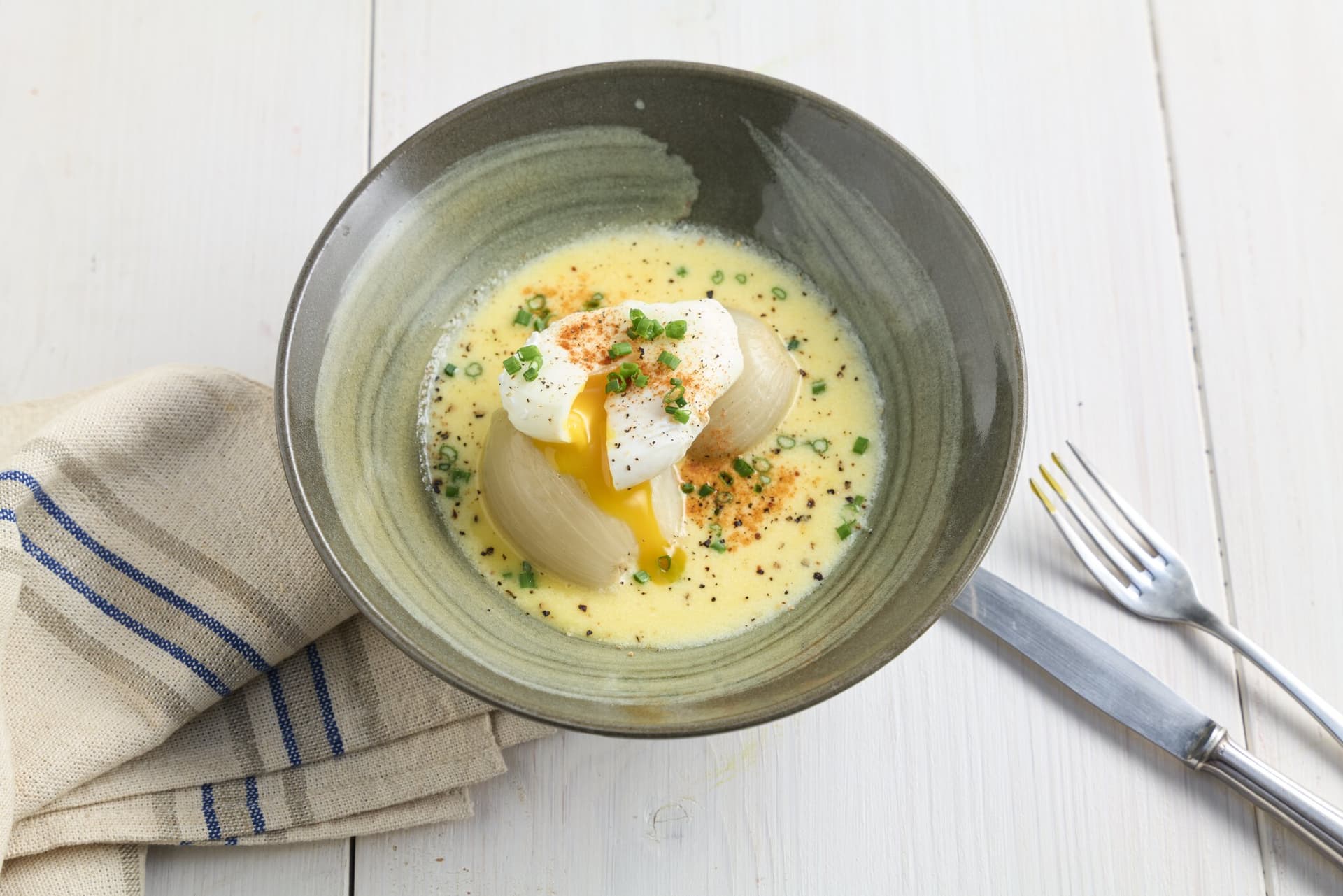 "Boiled Onions" mit pochiertem Ei und Cheddar