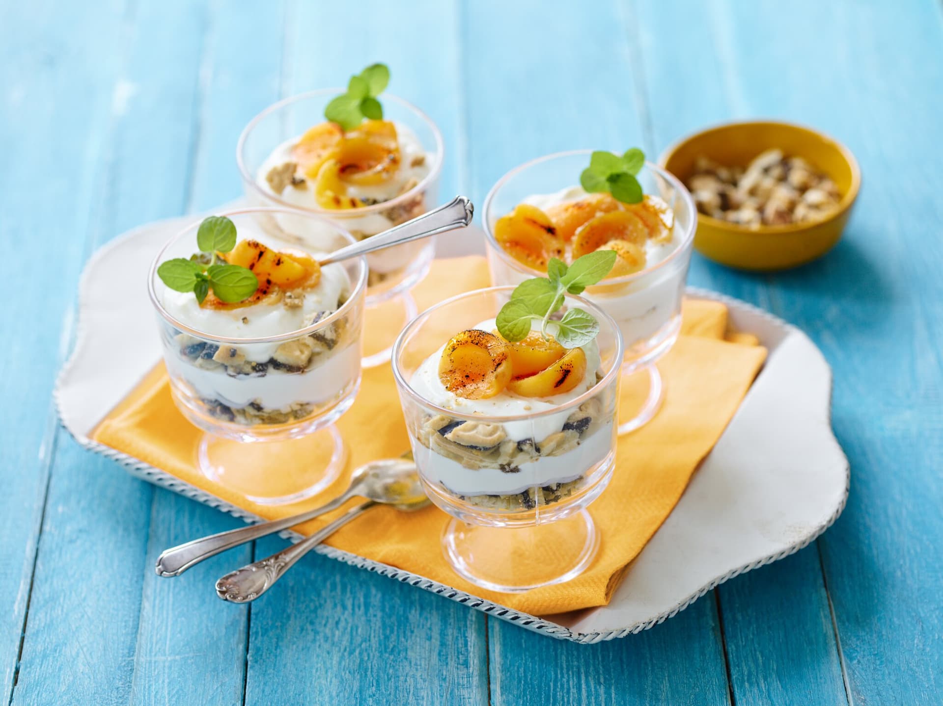 Joghurt-Schichtdessert mit gegrillter Aprikose
