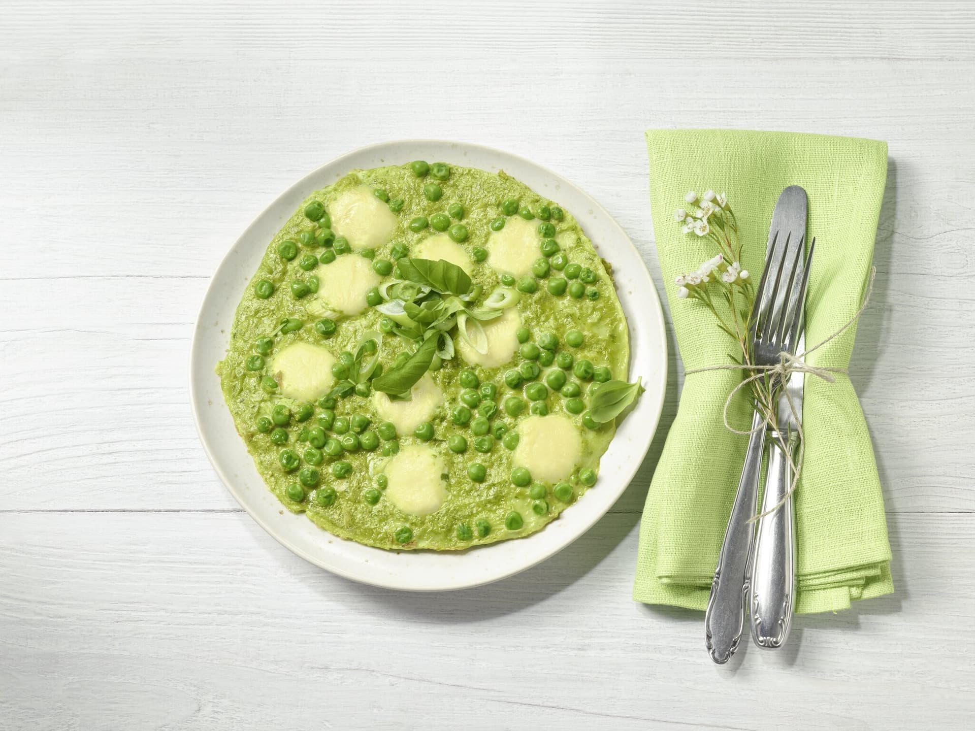 Erbsen-Omelett mit Mozzarella und Basilikum
