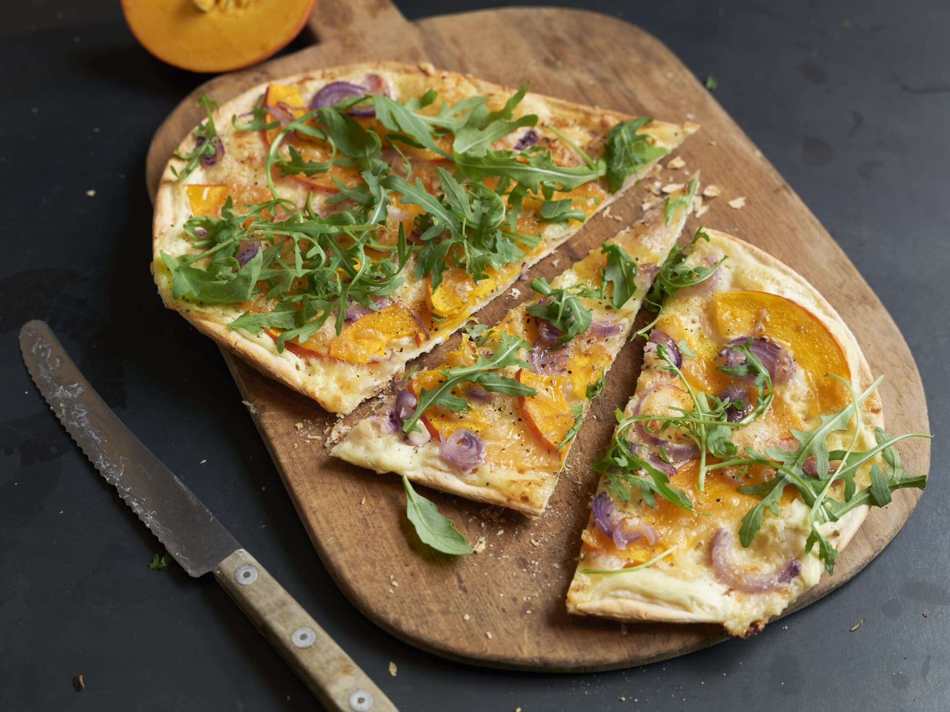 Kürbis-Flammkuchen mit roter Zwiebel und Rucola