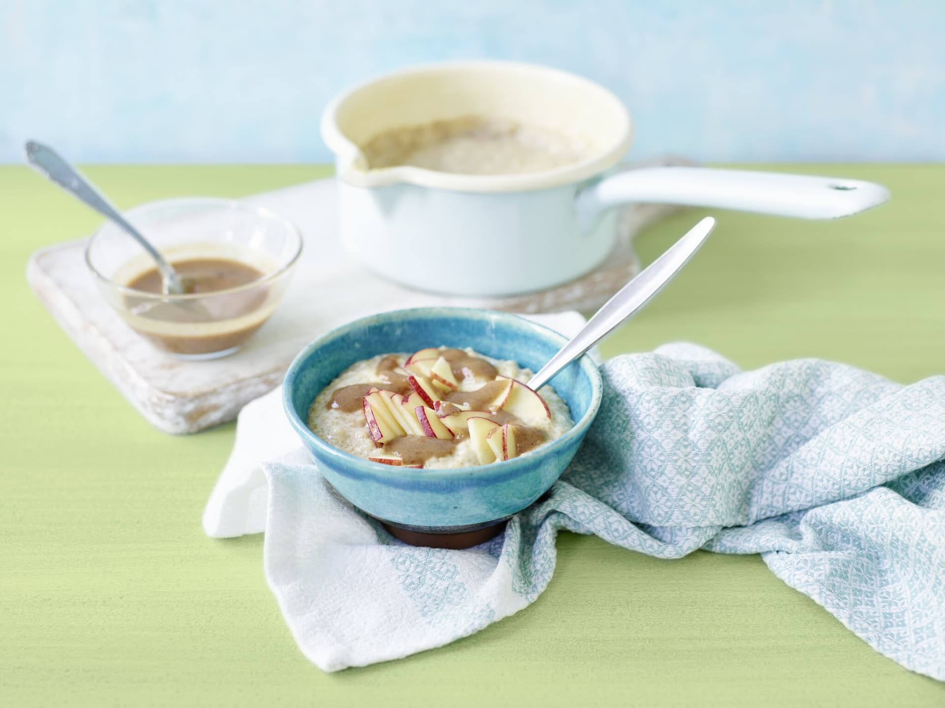 Amaranth-Hafer-Porridge mit Dattel-Zimt-Sauce