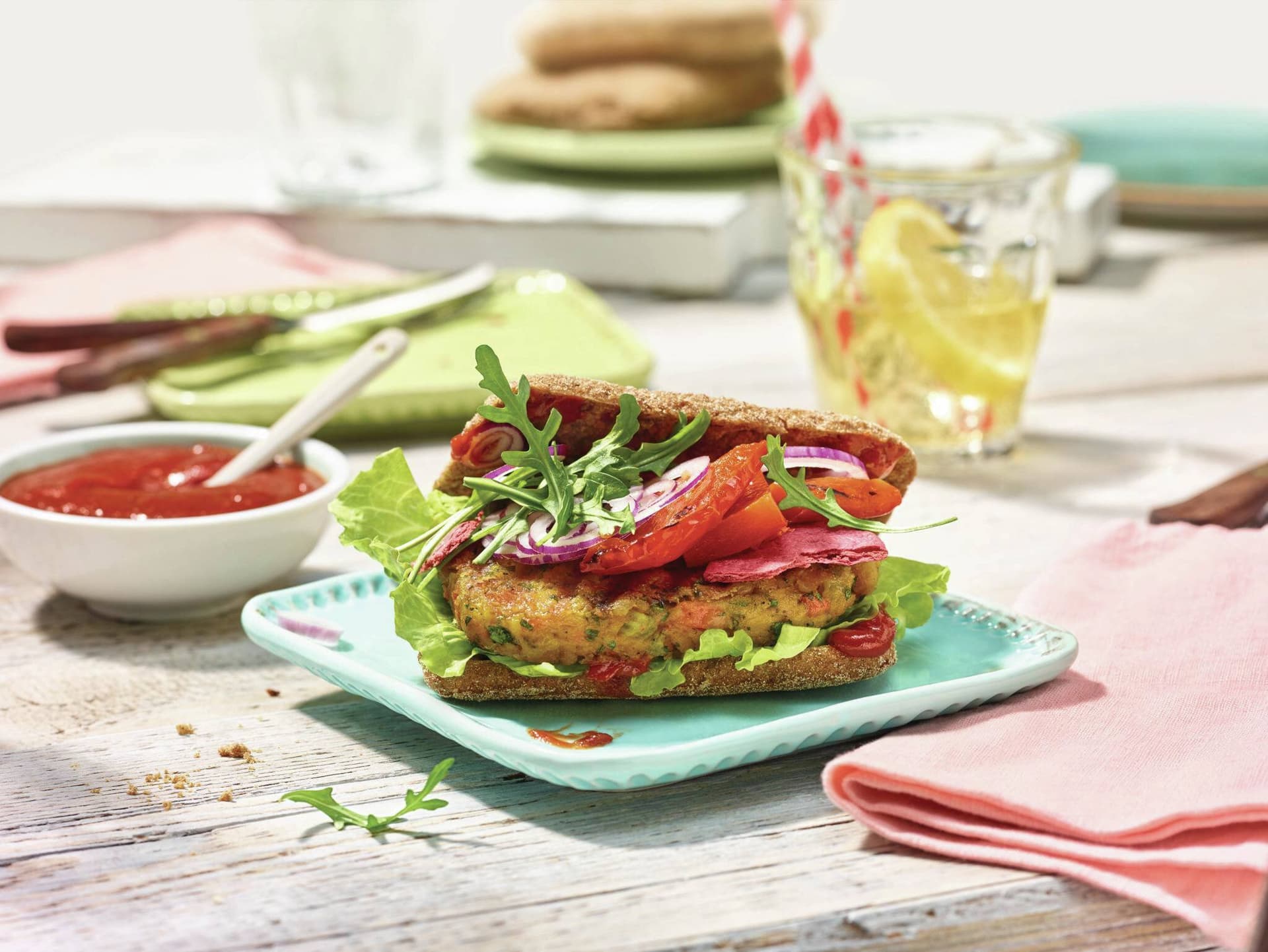 Kichererbsen-Burger mit Rote-Bete-Crackern