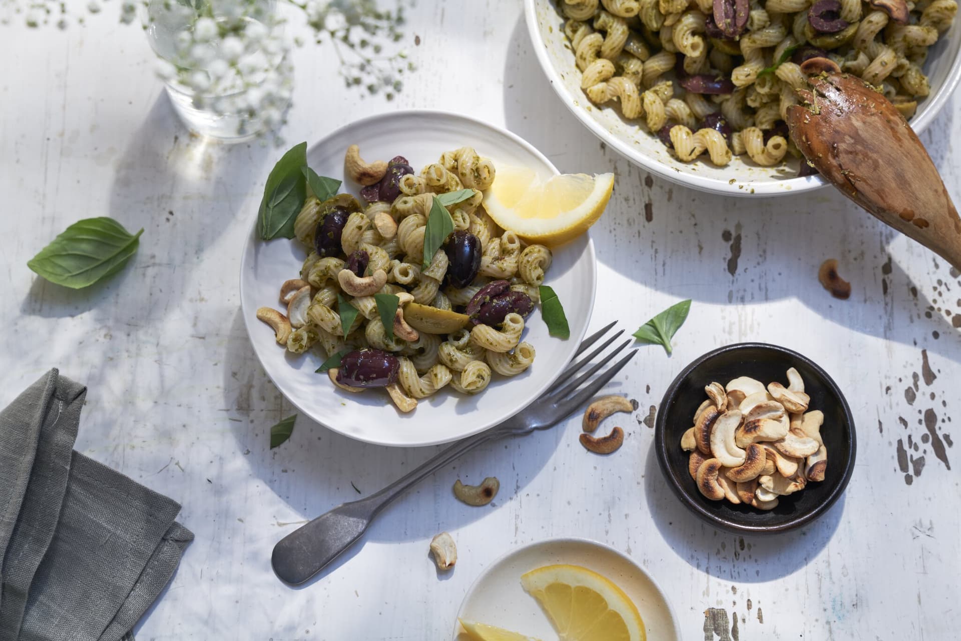 Nudelsalat mit Oliven und Cashews