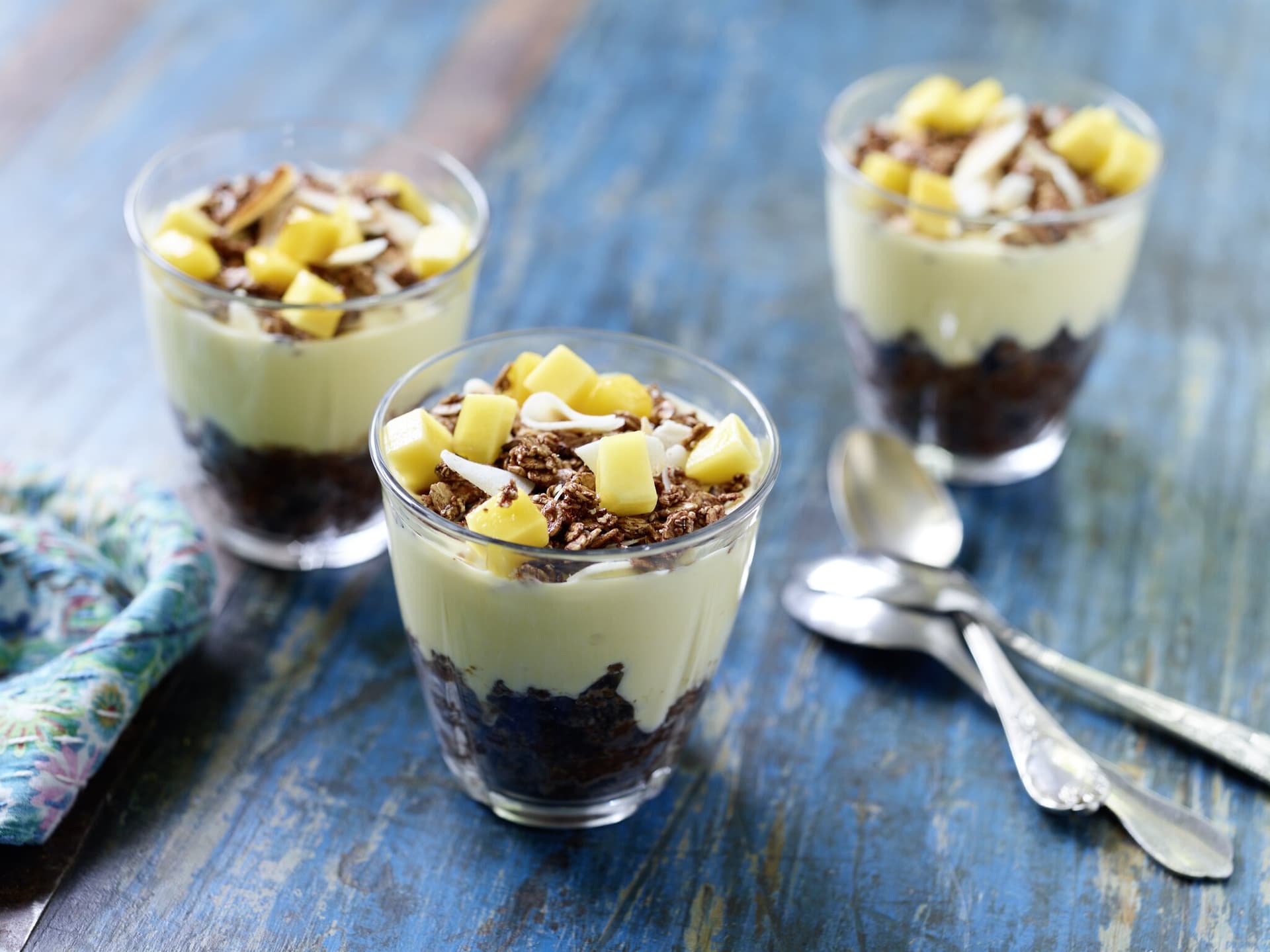 Schokoladen-Couscous mit Mango-Joghurt und Kokos-Knusper